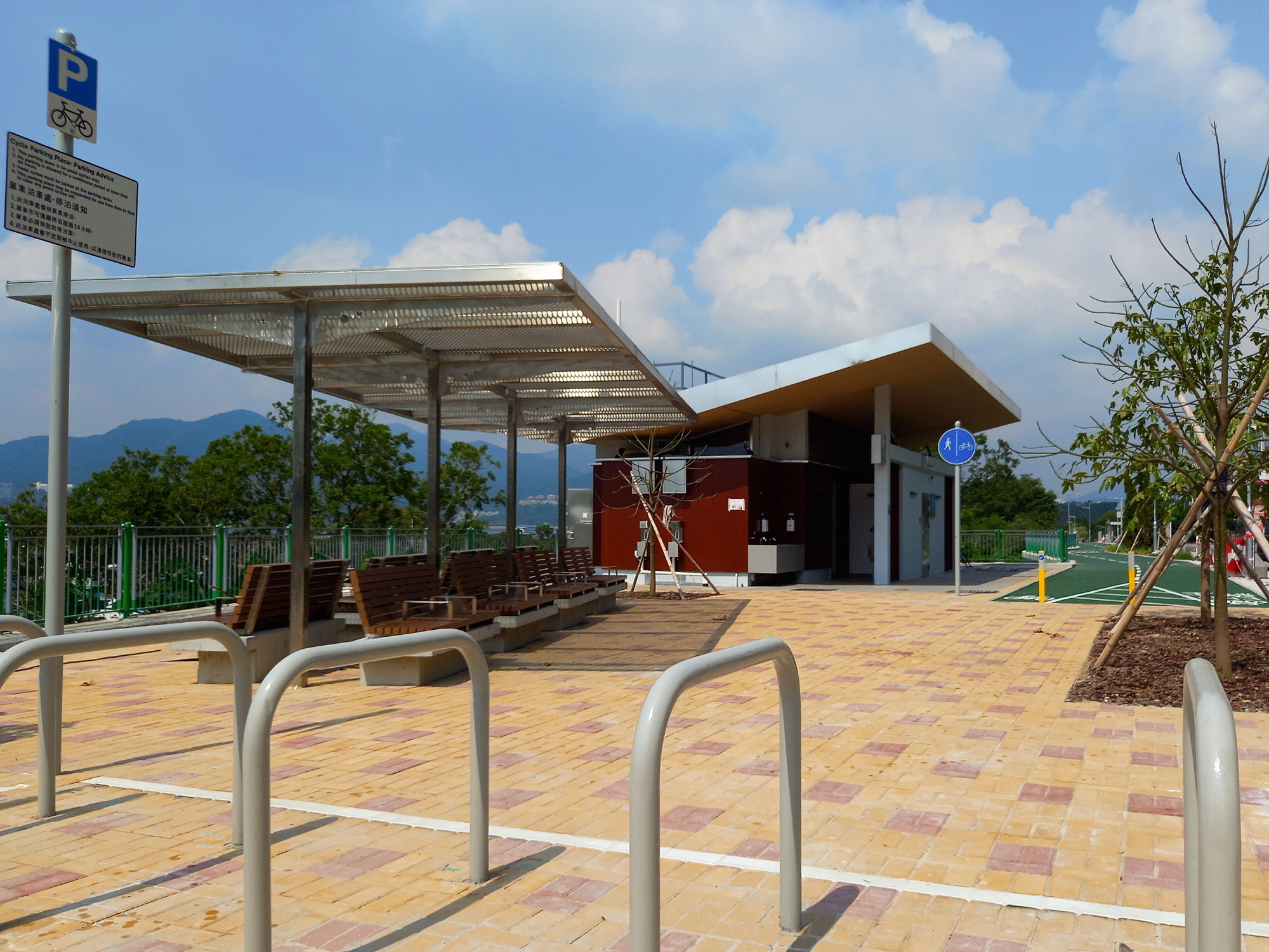 The Civil Engineering and Development Department today (July 31) announced that the Sam Mun Tsai waterfront cycle track in Tai Po has been opened. Photo shows the resting station providing ancillary facilities for cyclists to rest or visit nearby attractions. 