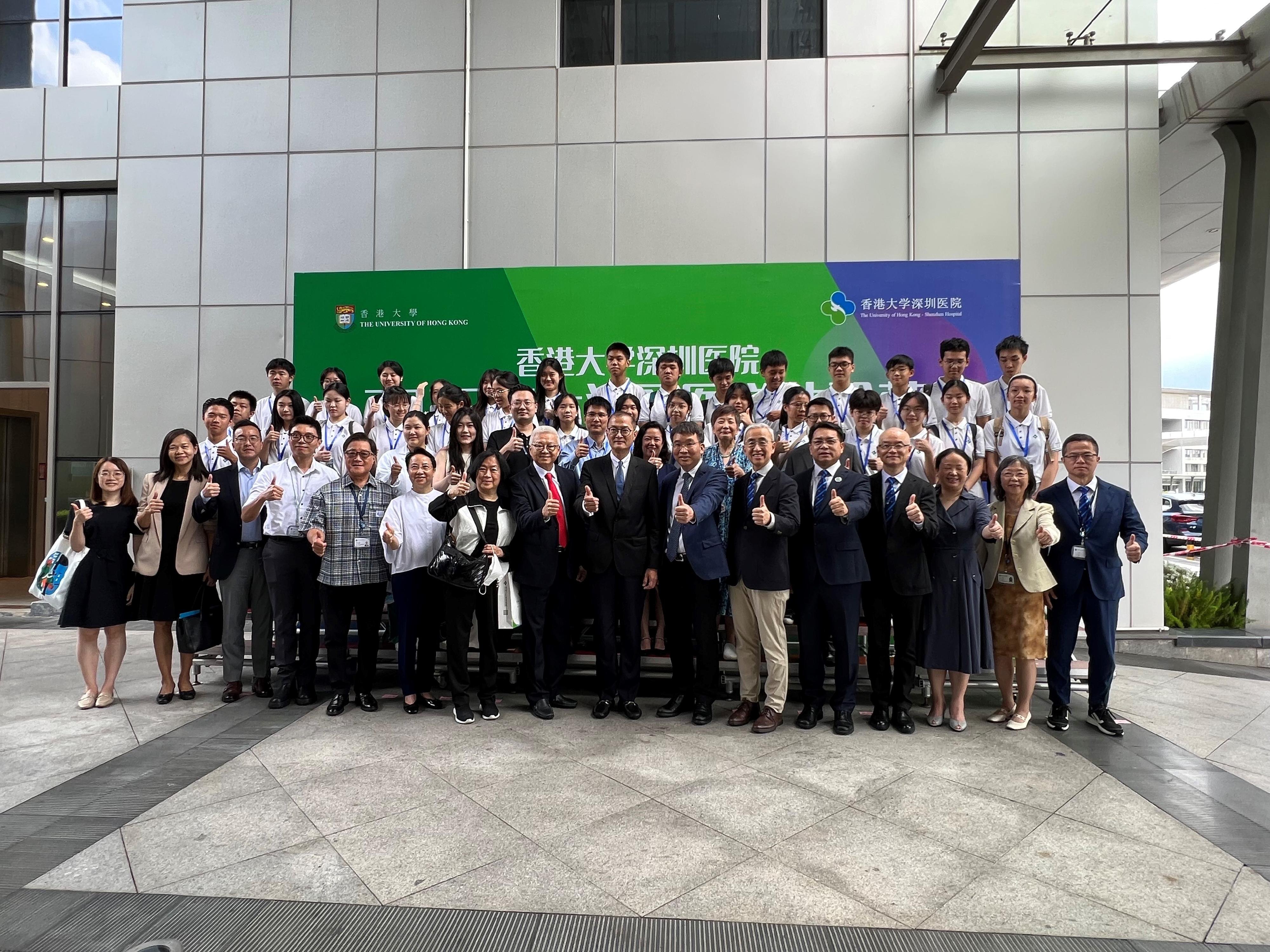 The Secretary for Health, Professor Lo Chung-mau (front row, eighth right), is in a group photo with the Hospital-Chief-Executive of the University of Hong Kong-Shenzhen Hospital (HKU-SZH), Professor Kenneth Cheung (front row, sixth right), other guests and students after attending the kick-off ceremony of the Greater Bay Area Medical Experience Camp 2023 of the HKU-SZH in Shenzhen today (July 31).
