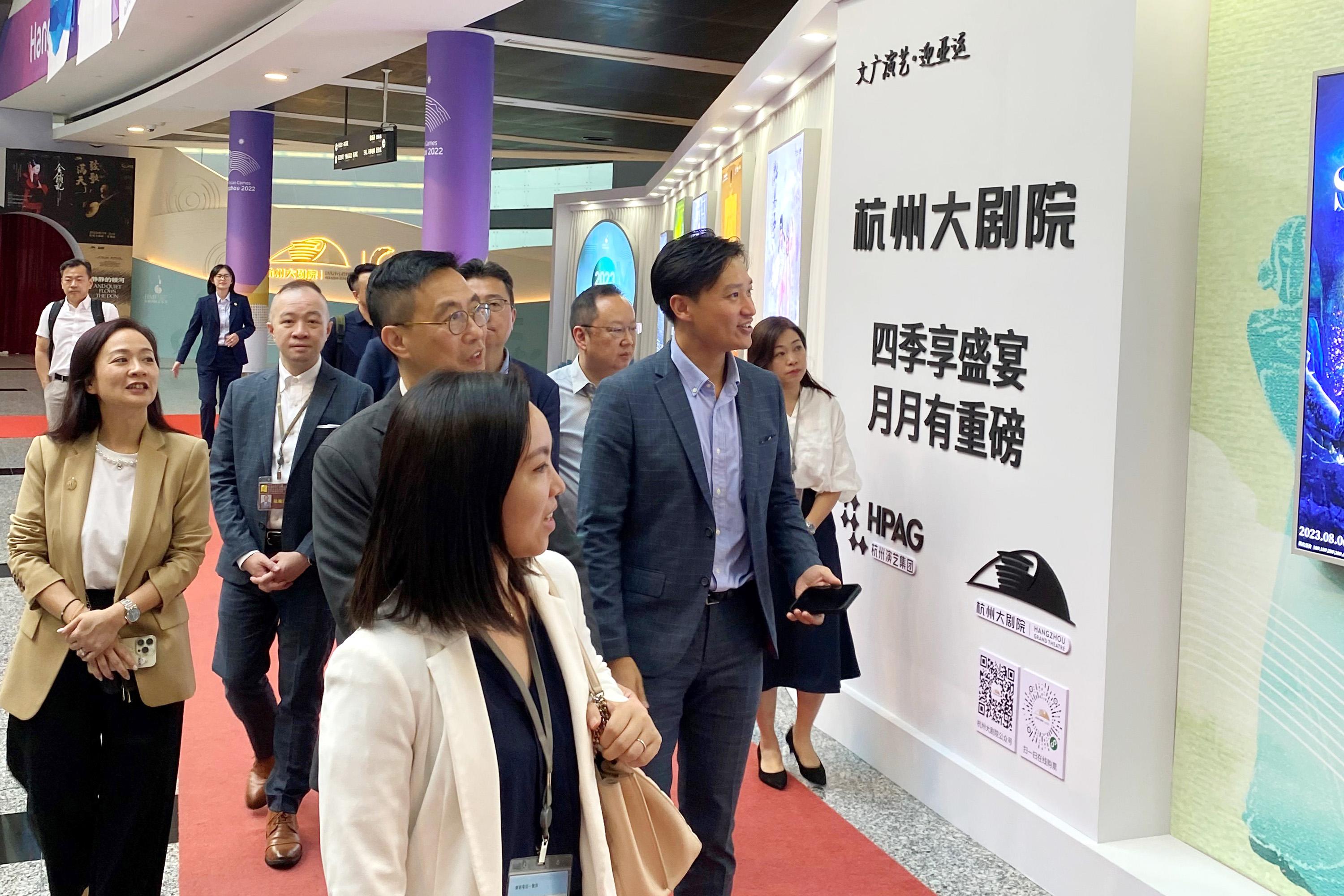The Legislative Council Panel on Home Affairs, Culture and Sports began the duty visit to Hangzhou today (July 31). The delegation visits the Hangzhou Grand Theatre.