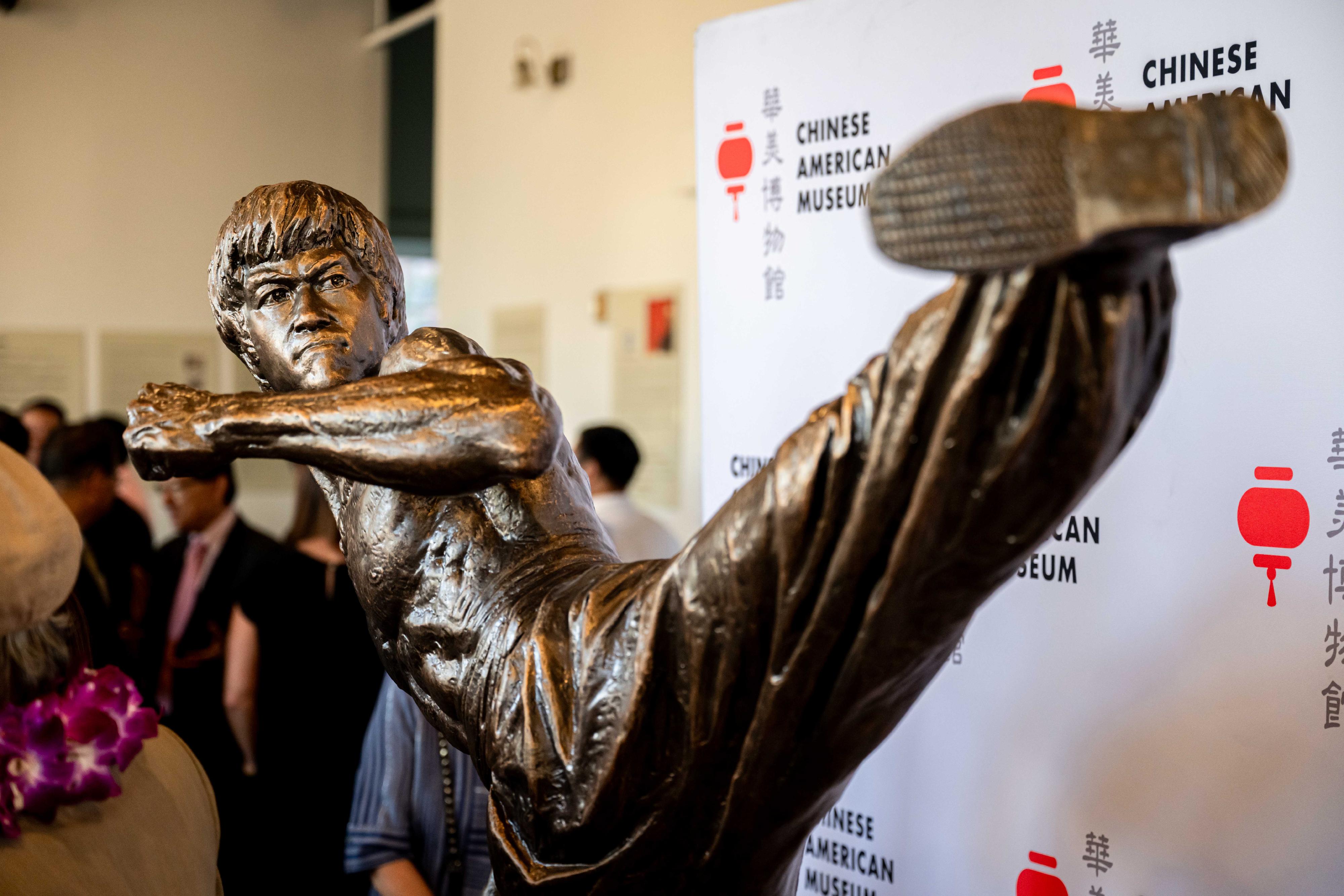 The Hong Kong Economic and Trade Office in San Francisco supported the “Chu Tat Shing Art Exhibition - Divine Land. Enduring Legends”, featuring the American debut of works by the internationally renowned sculptor from Hong Kong, which was held in Los Angeles from July 14 to 23 (Los Angeles time). Photo shows a life-sized statue of Bruce Lee showcased at the exhibition.