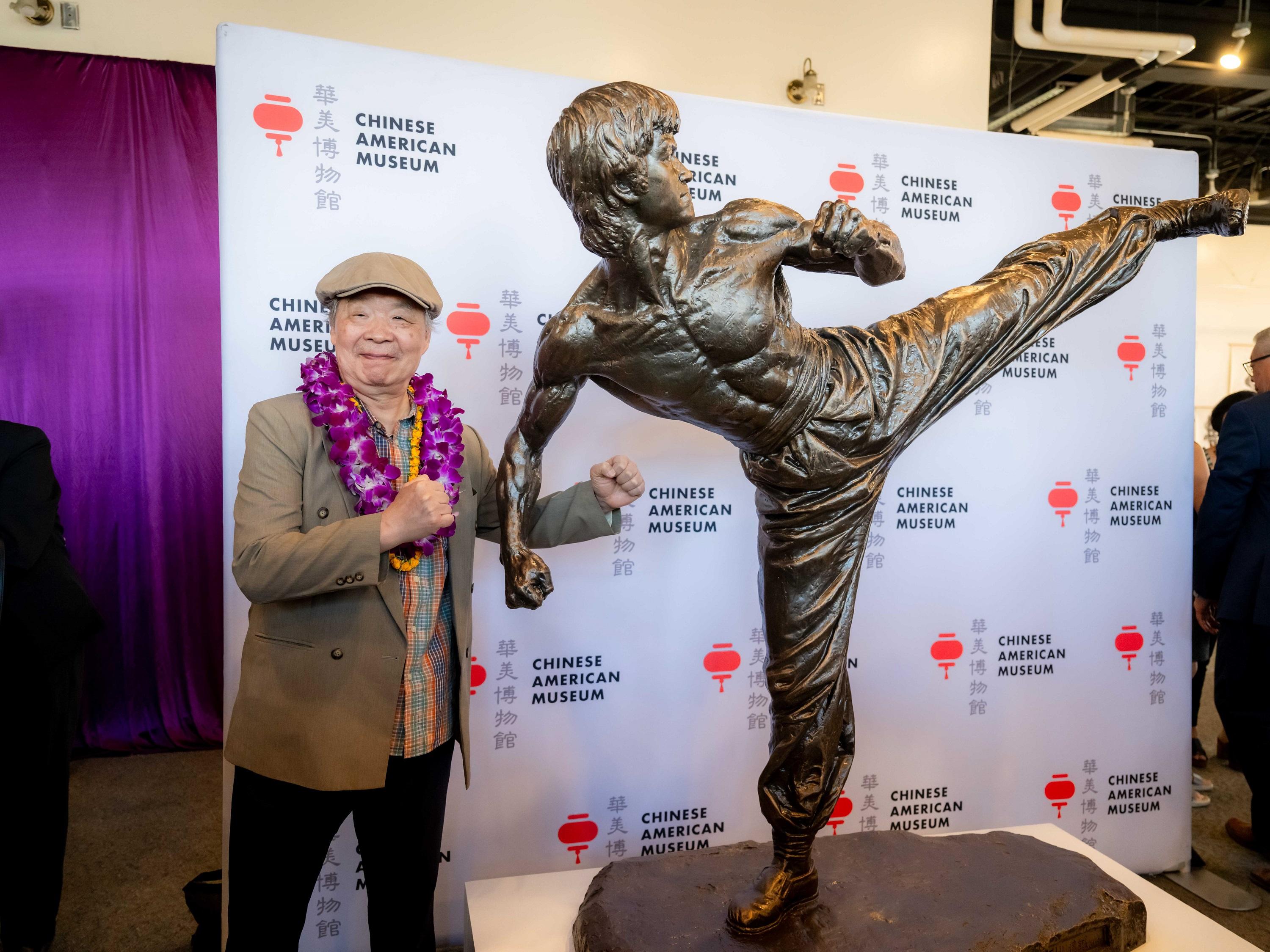 The Hong Kong Economic and Trade Office in San Francisco supported the “Chu Tat Shing Art Exhibition - Divine Land. Enduring Legends”, featuring the American debut of works by the internationally renowned sculptor from Hong Kong, which was held in Los Angeles from July 14 to 23 (Los Angeles time). Photo shows Chu and the life-sized statue of Bruce Lee he created.