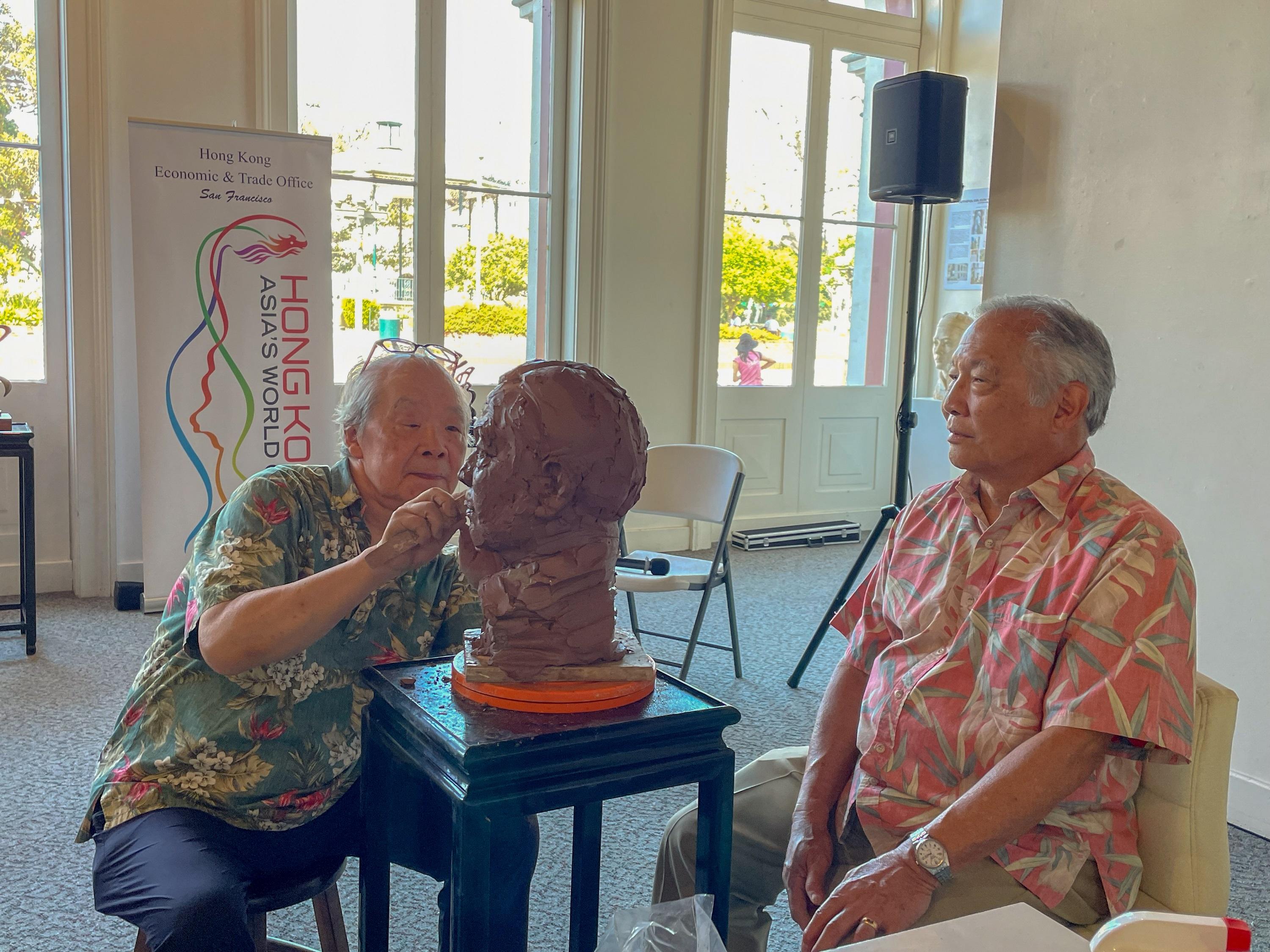 The Hong Kong Economic and Trade Office in San Francisco supported the “Chu Tat Shing Art Exhibition - Divine Land. Enduring Legends”, featuring the American debut of works by the internationally renowned sculptor from Hong Kong, which was held in Los Angeles from July 14 to 23 (Los Angeles time). Photo shows Chu (left) conducting a live sculpting demonstration.