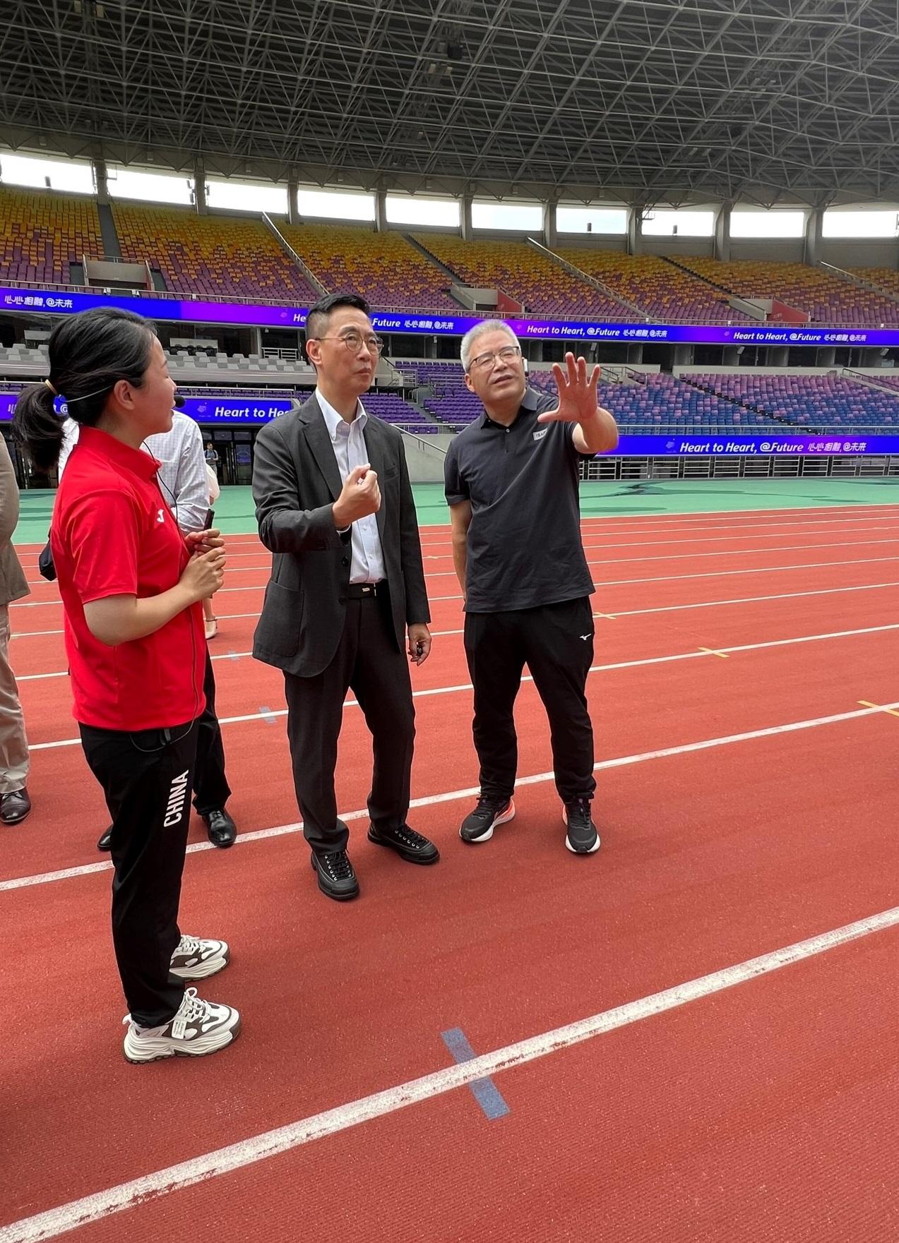 文化體育及旅遊局局長楊潤雄（中）今日（八月一日）在杭州參觀黃龍體育中心，視察該中心實施智能場館管理及營運情況。