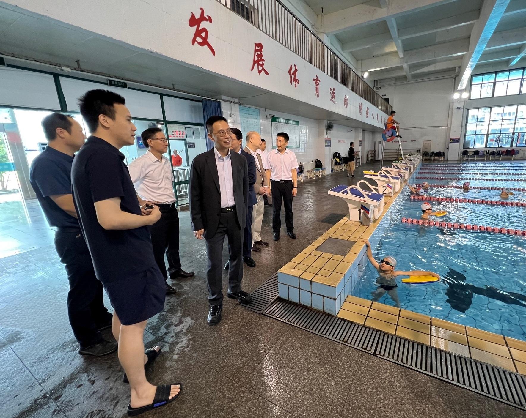The Secretary for Culture, Sports and Tourism, Mr Kevin Yeung (fourth left), continued his visit in Hangzhou today (August 1) and visited the Hangzhou Chen Jinglun Sports School under the Hangzhou Sports Bureau.