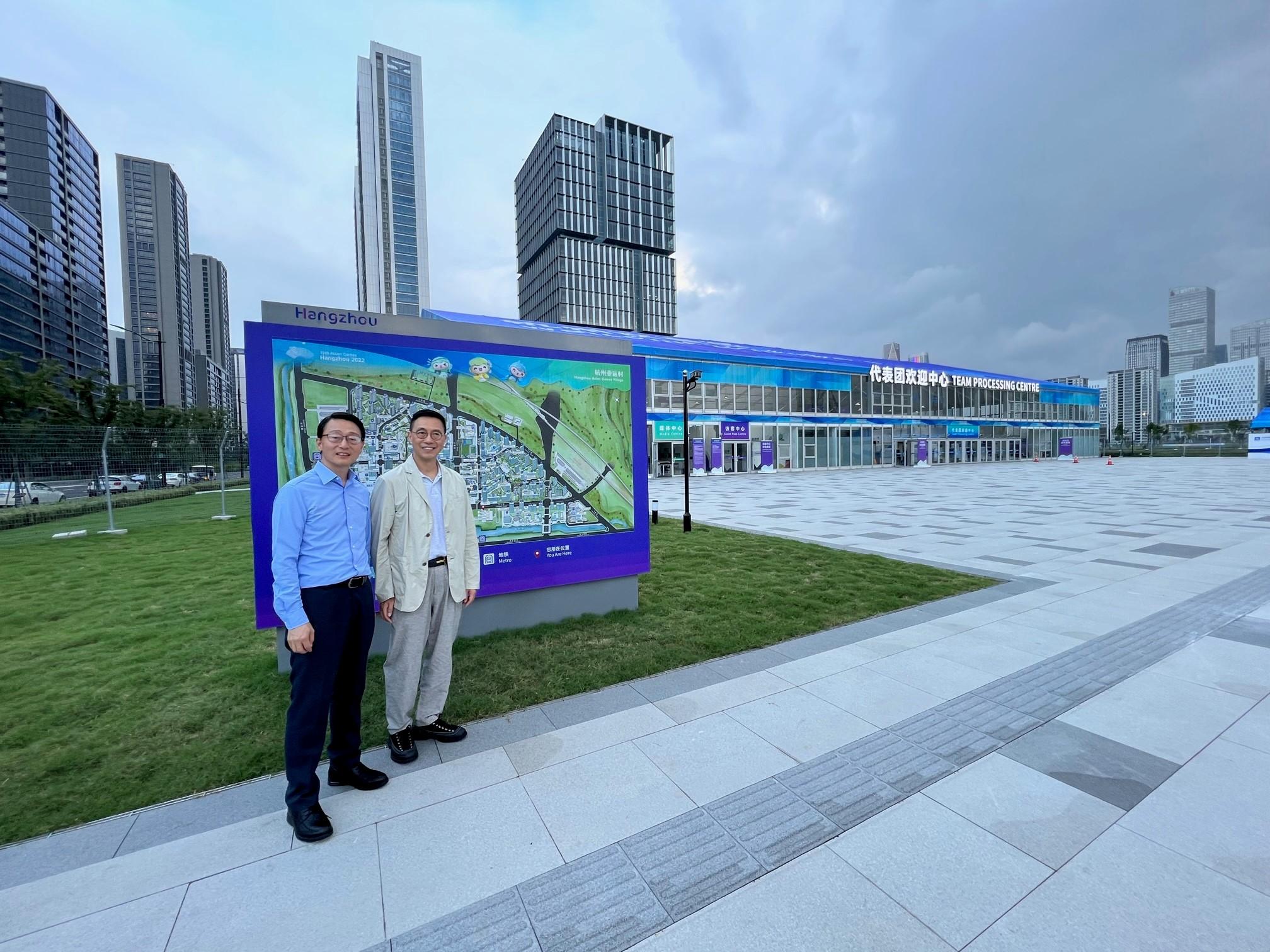 The Secretary for Culture, Sports and Tourism, Mr Kevin Yeung (right), today (August 1) visited the Hangzhou Asian Games Village with the Director of Leisure and Cultural Services, Mr Vincent Liu (left), to learn about the reception arrangements for athletes.

