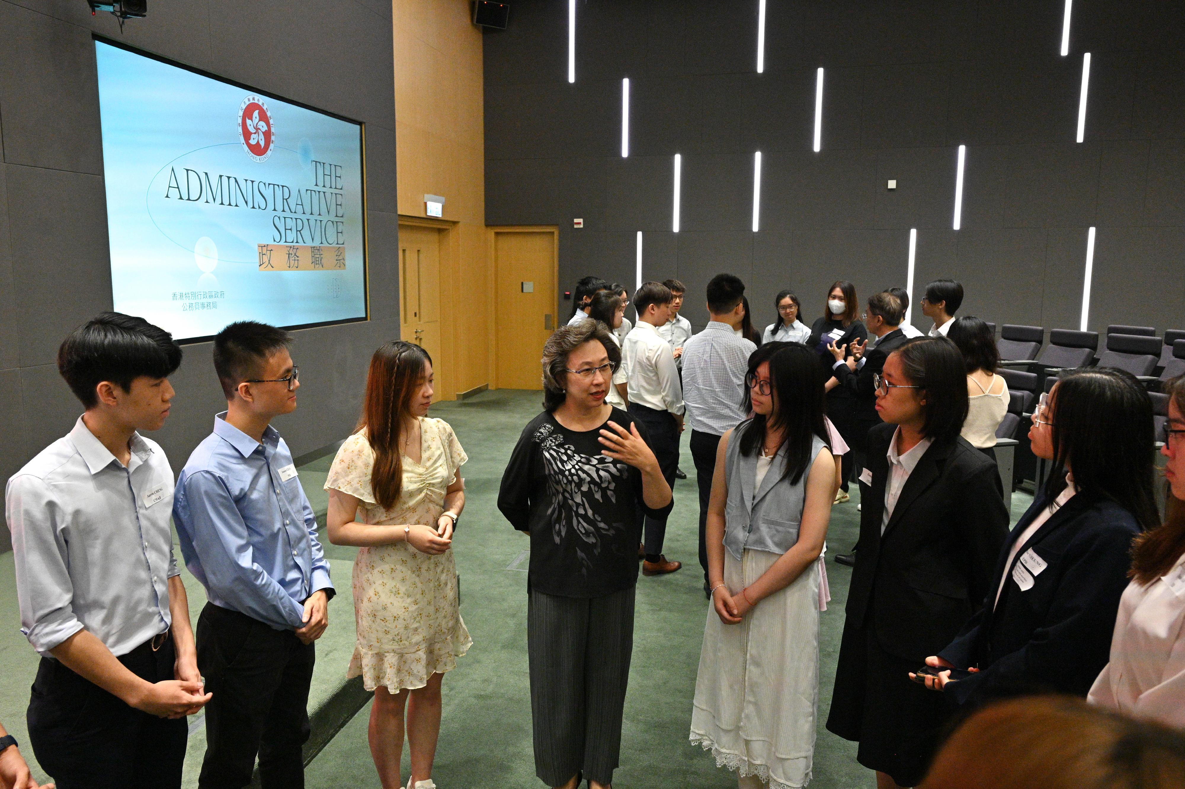 The Secretary for the Civil Service, Mrs Ingrid Yeung (centre), today (August 1) meets and interacts with university students participating in the Administrative Service Summer Internship Programme to learn about their internship experiences.