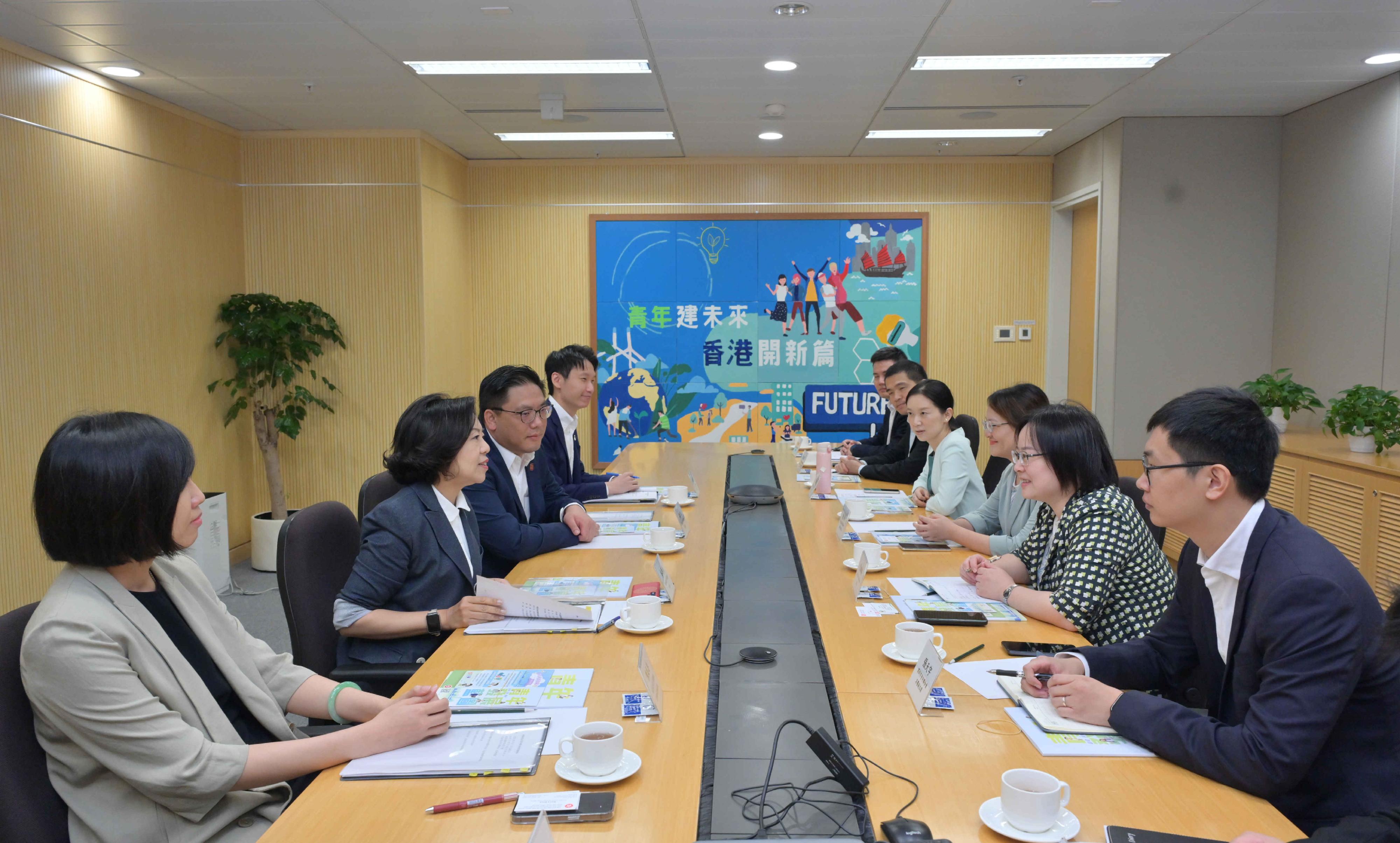 The Secretary for Home and Youth Affairs, Miss Alice Mak, today (August 1) met with representatives of the Guangdong Youth Federation and youth federations in relevant municipalities. Photo shows Miss Mak (second left) and the Under Secretary for Home and Youth Affairs, Mr Clarence Leung (third left), meeting with the person-in-charge of the Guangdong Youth Federation, Ms He Lulu (second right), and members of the delegation to share views on enhancing youth development and exchanges between Guangdong and Hong Kong.
