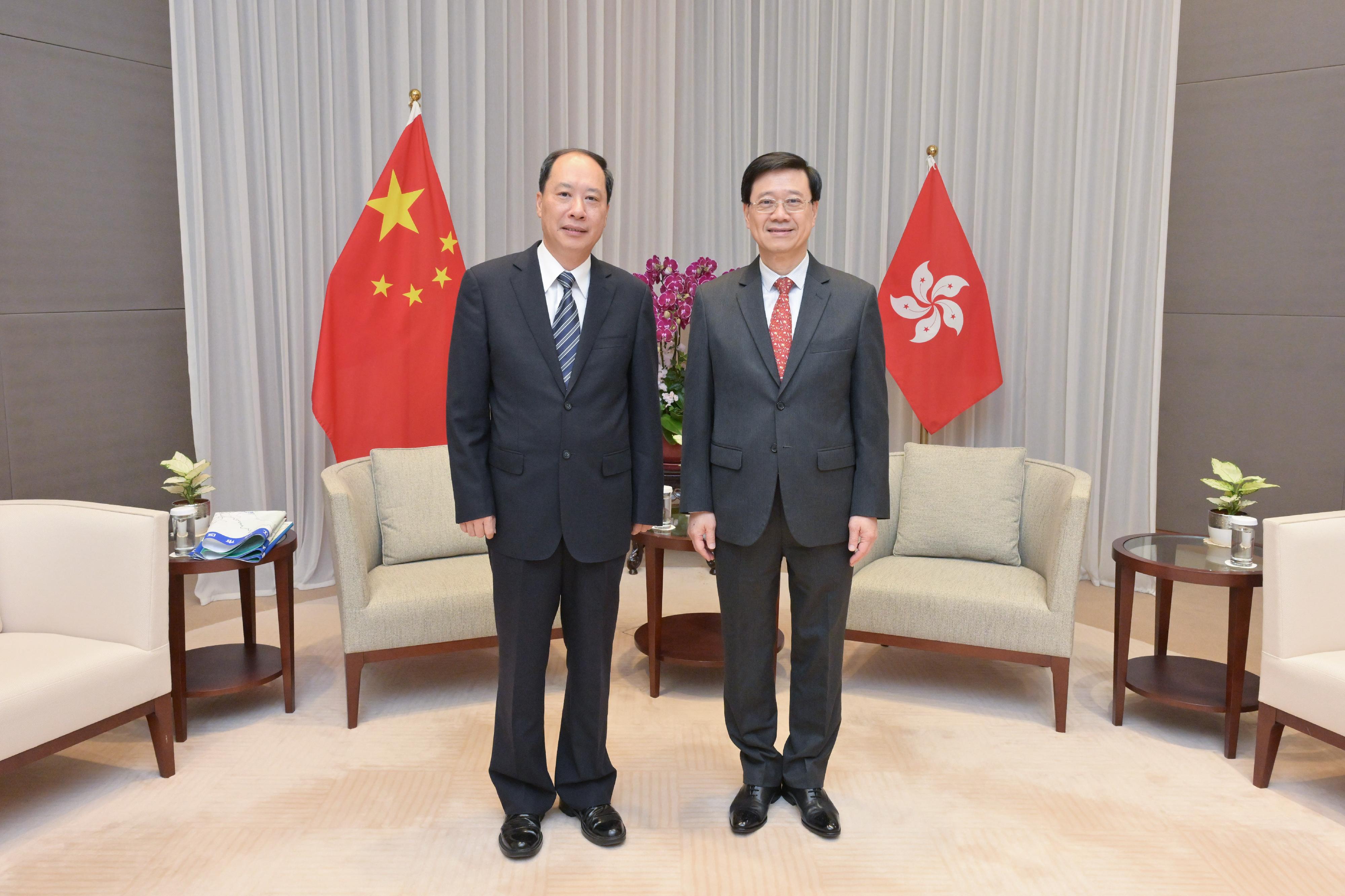 The Chief Executive, Mr John Lee (right), meets the Secretary of the CPC Jiangmen Municipal Committee, Mr Chen Anming (left), today (August 1).