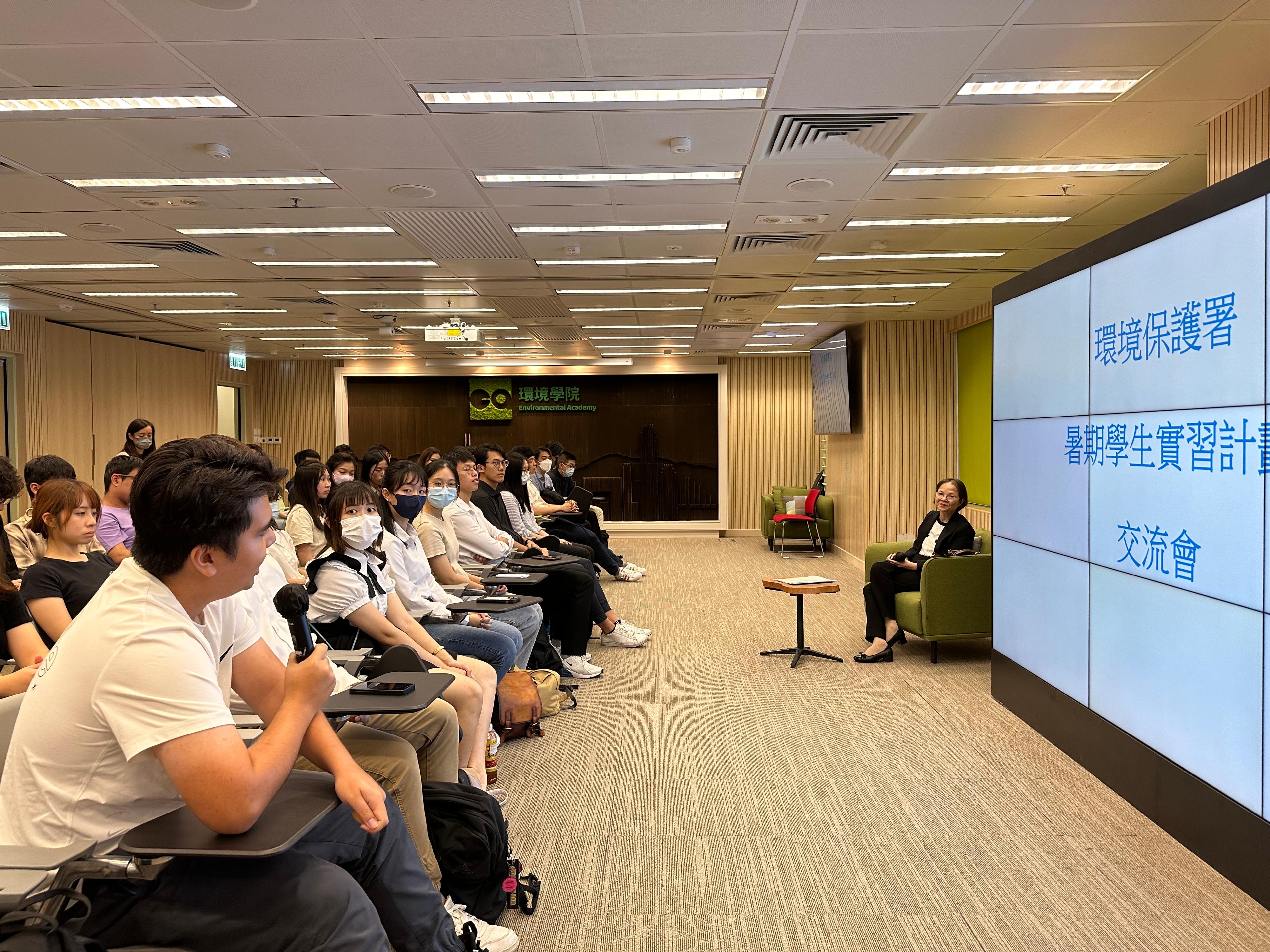 The Under Secretary for Environment and Ecology, Miss Diane Wong, today (August 1) met with summer interns of the Post-secondary Student Summer Internship Programme, encouraging them to seize the opportunity to enhance their knowledge, equip themselves and unleash their potential after graduation. Picture shows Miss Wong (right) inviting the interns to share their experiences and what they have gained during their internship, and sharing her own experience of working in the Environment and Ecology Bureau.

