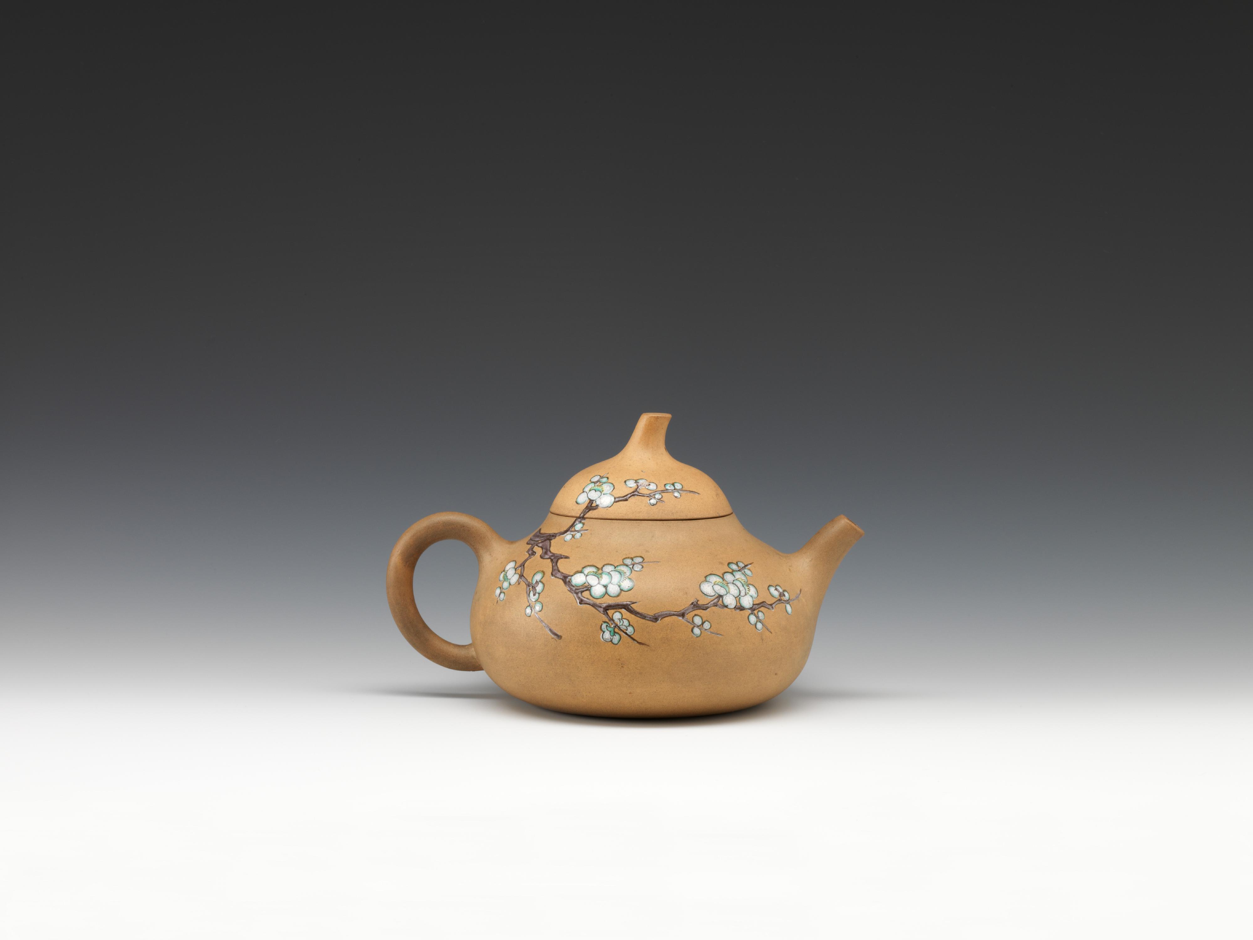 茶具文物館今日（八月二日）推出新展覽「文人文玩——中國文人用具與茶生活」。圖示清代書畫篆刻家瞿應紹創作的粉彩梅枝刻銘壺。