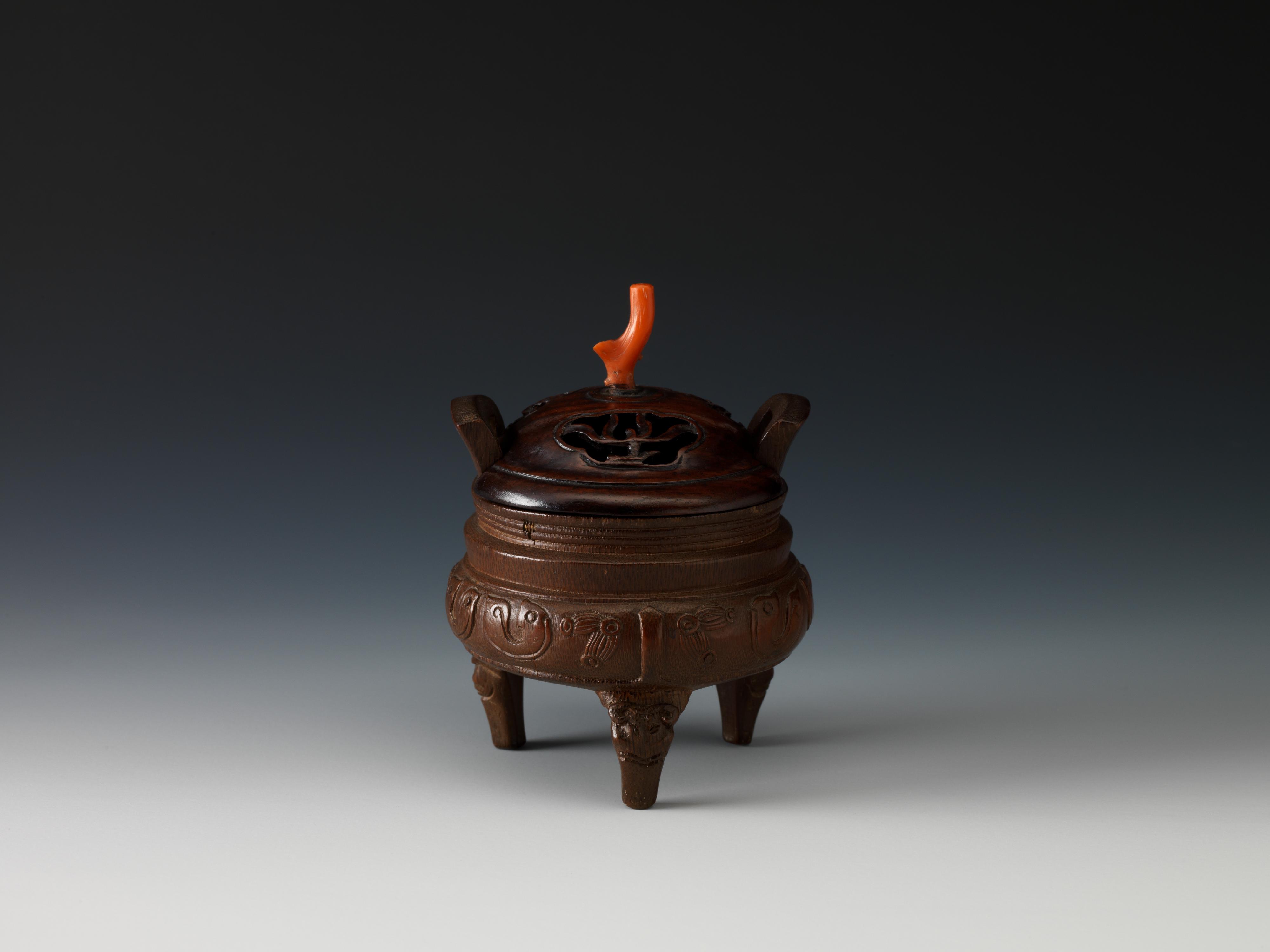 The Flagstaff House Museum of Tea Ware today (August 2) stages the exhibition "The Art of Living: Stationery and Tea Accessories of the Chinese Literati". Picture shows an incense-burner carved in the round made of bamboo from the Qing dynasty.
