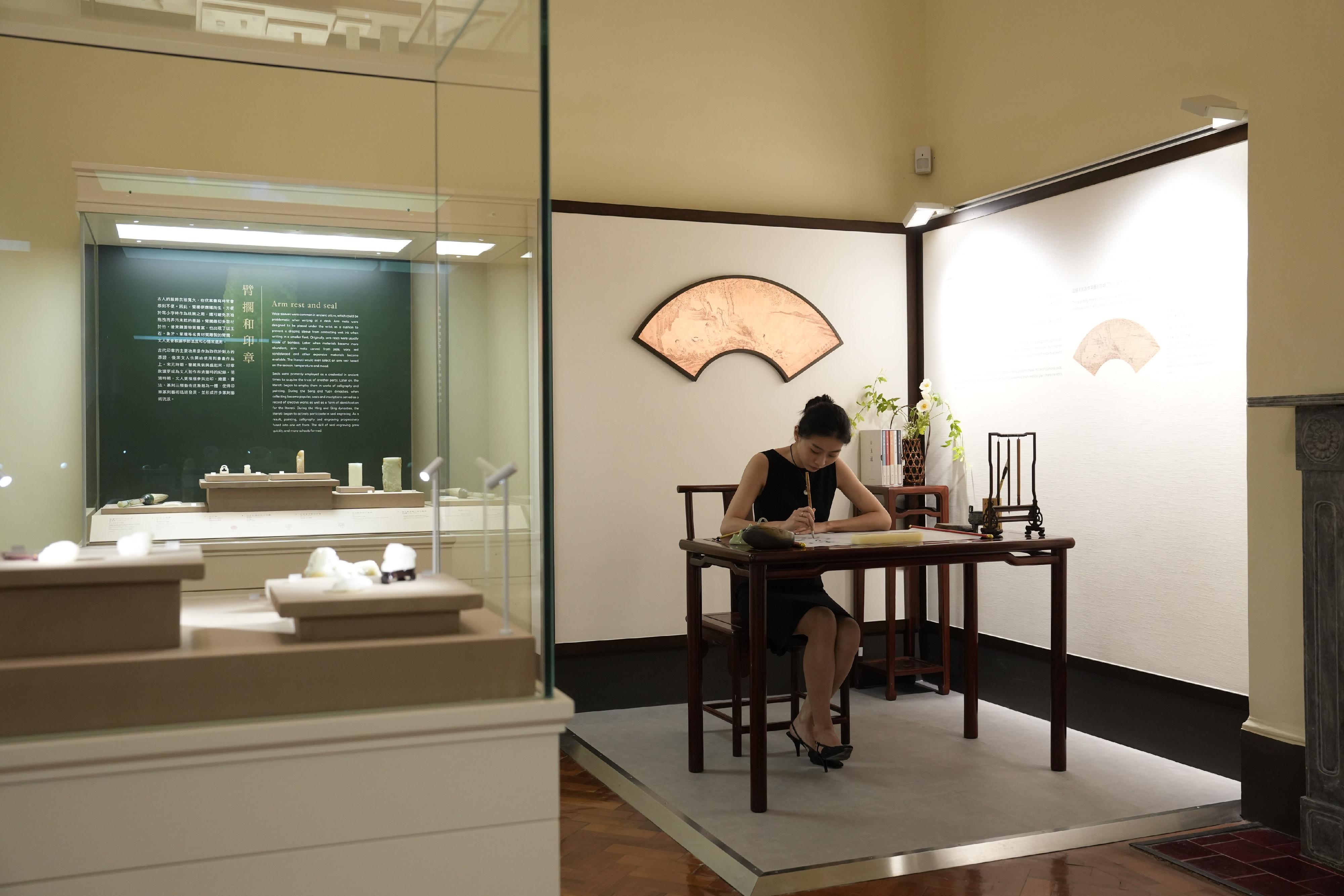 The Flagstaff House Museum of Tea Ware today (August 2) stages the exhibition "The Art of Living: Stationery and Tea Accessories of the Chinese Literati", featuring nearly 100 sets of stationery items and tea accessories of the Ming and Qing dynasties to illustrate the passion for antiquity and aesthetics of the Chinese literati. 