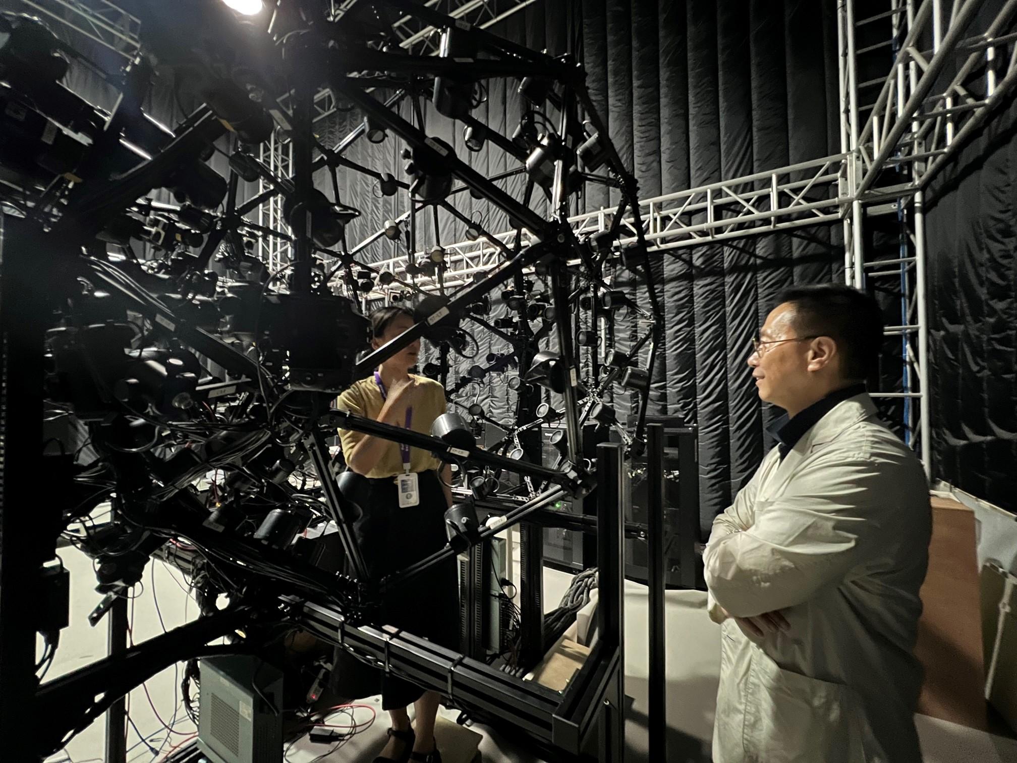 文化体育及旅游局局长杨润雄（右）今日（八月二日）到访杭州市一家从事广告创作及影视制作的综合传媒公司──博采传媒，听取工作人员介绍该公司的制作情况和72镜头3D摄影设备。