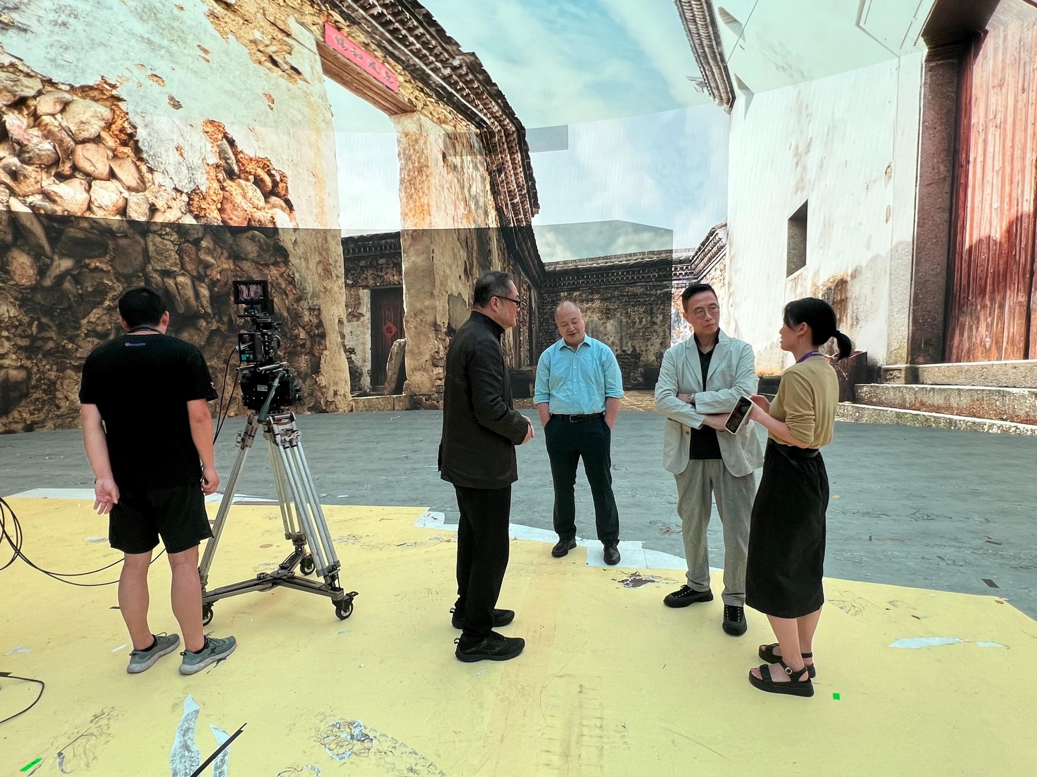 文化体育及旅游局局长杨润雄（右二）今日（八月二日）与创意香港总监曾昭学（左二）到访杭州市一家从事广告创作及影视制作的综合传媒公司──博采传媒，了解该公司的虚拟场景拍摄。