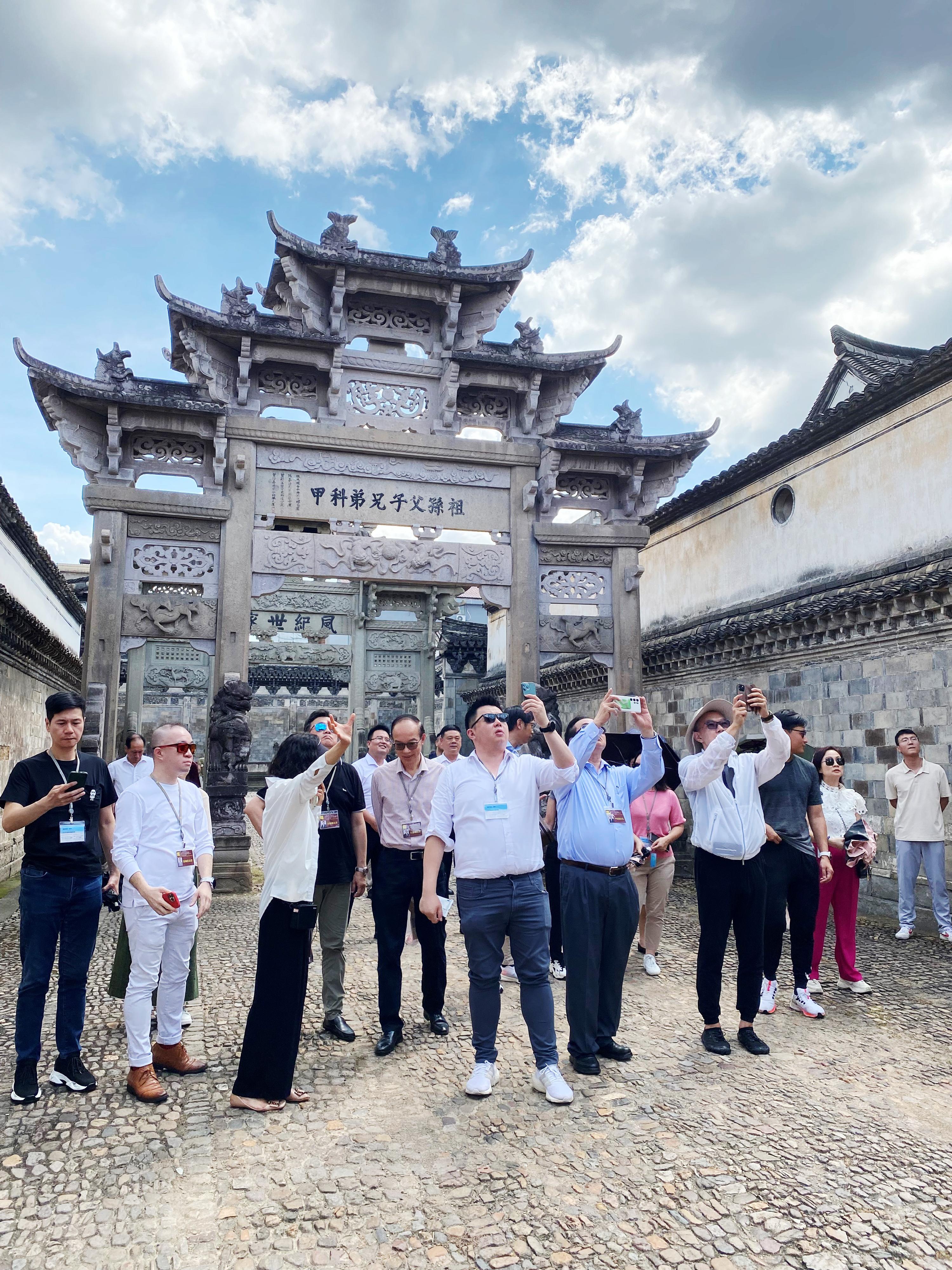 The delegation of the Legislative Council Panel on Home Affairs, Culture and Sports departed for Dongyang to continue the duty visit today (August 2). Photo shows the delegation visiting the Dongyang Luzhai Scenic Area.
