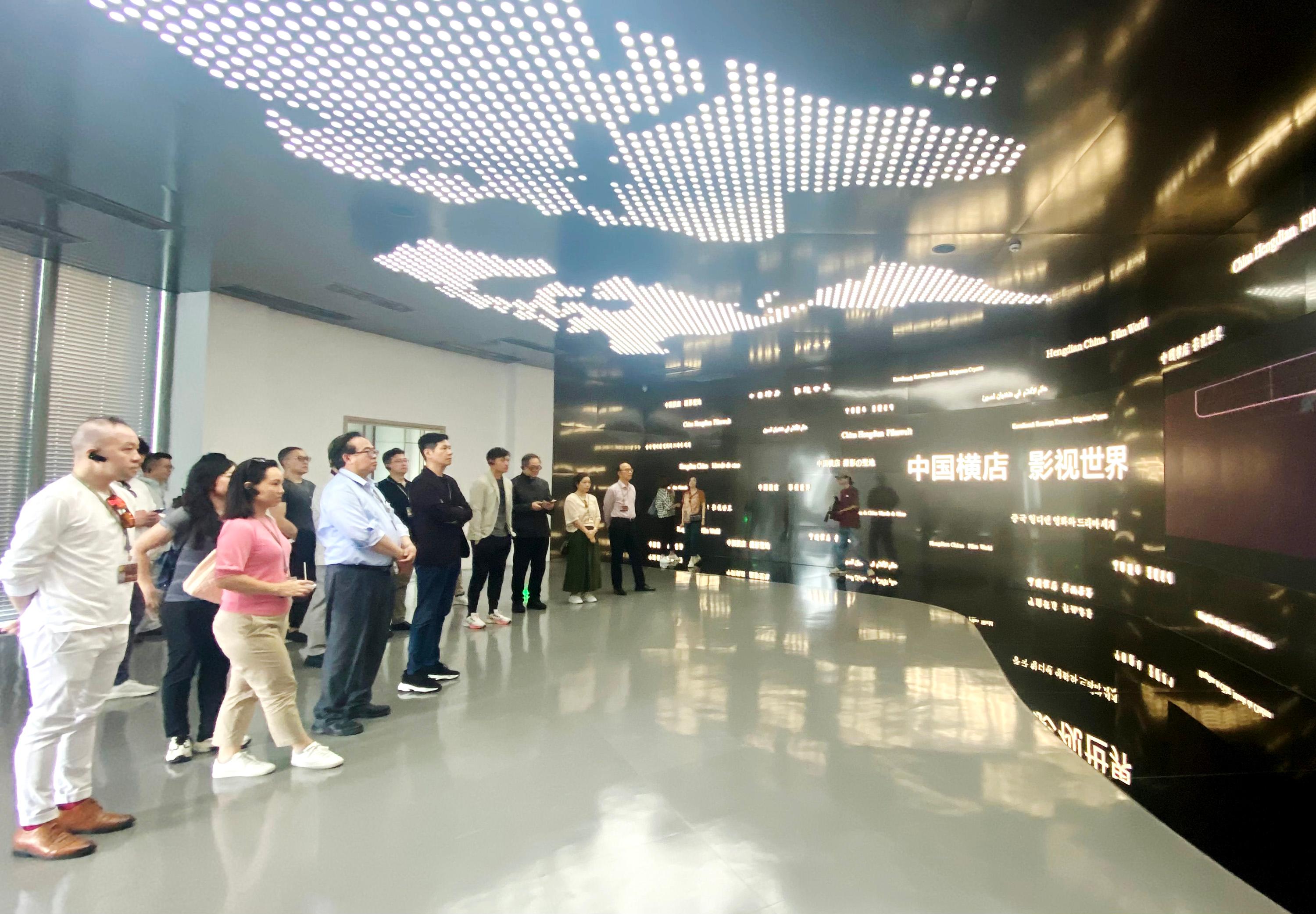 The delegation of the Legislative Council Panel on Home Affairs, Culture and Sports departed for Dongyang to continue the duty visit today (August 2). Photo shows the delegation visiting the Hengdian Film and Culture Industrial Exhibition Centre.
