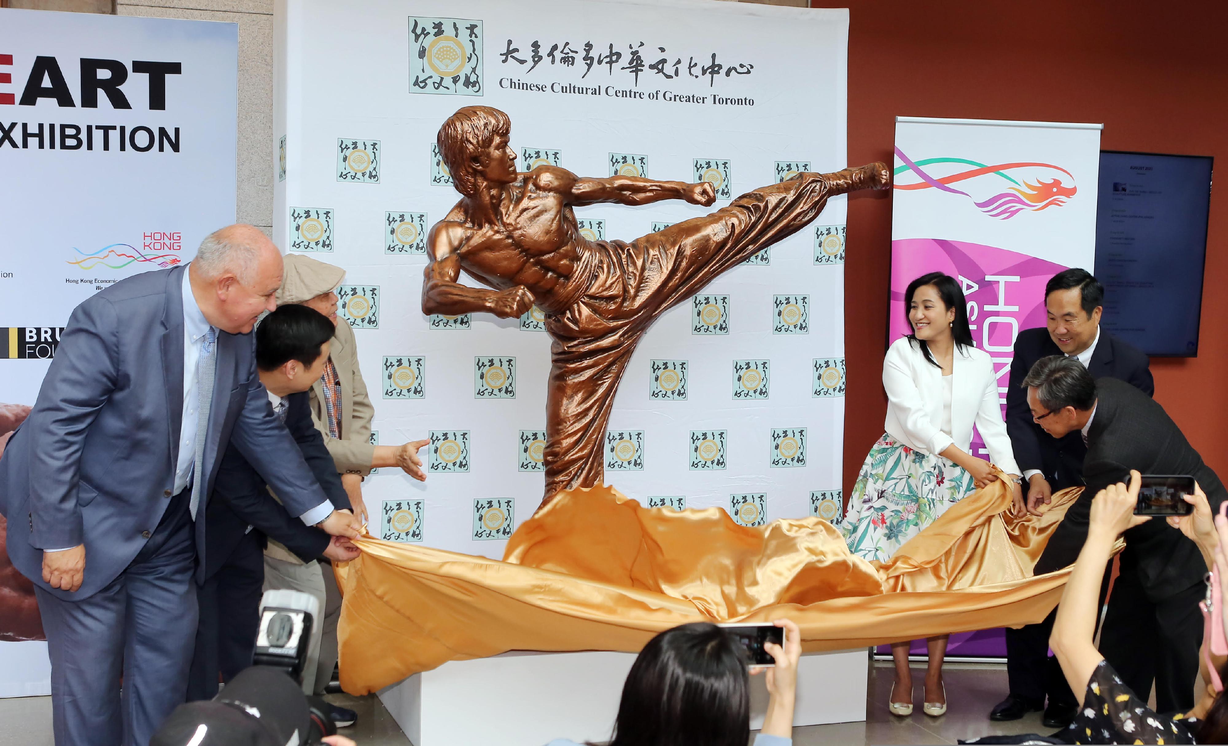 圖示主禮嘉賓於「藝道融心──朱達誠藝術作品展」開幕禮為李小龍雕像進行揭幕儀式。