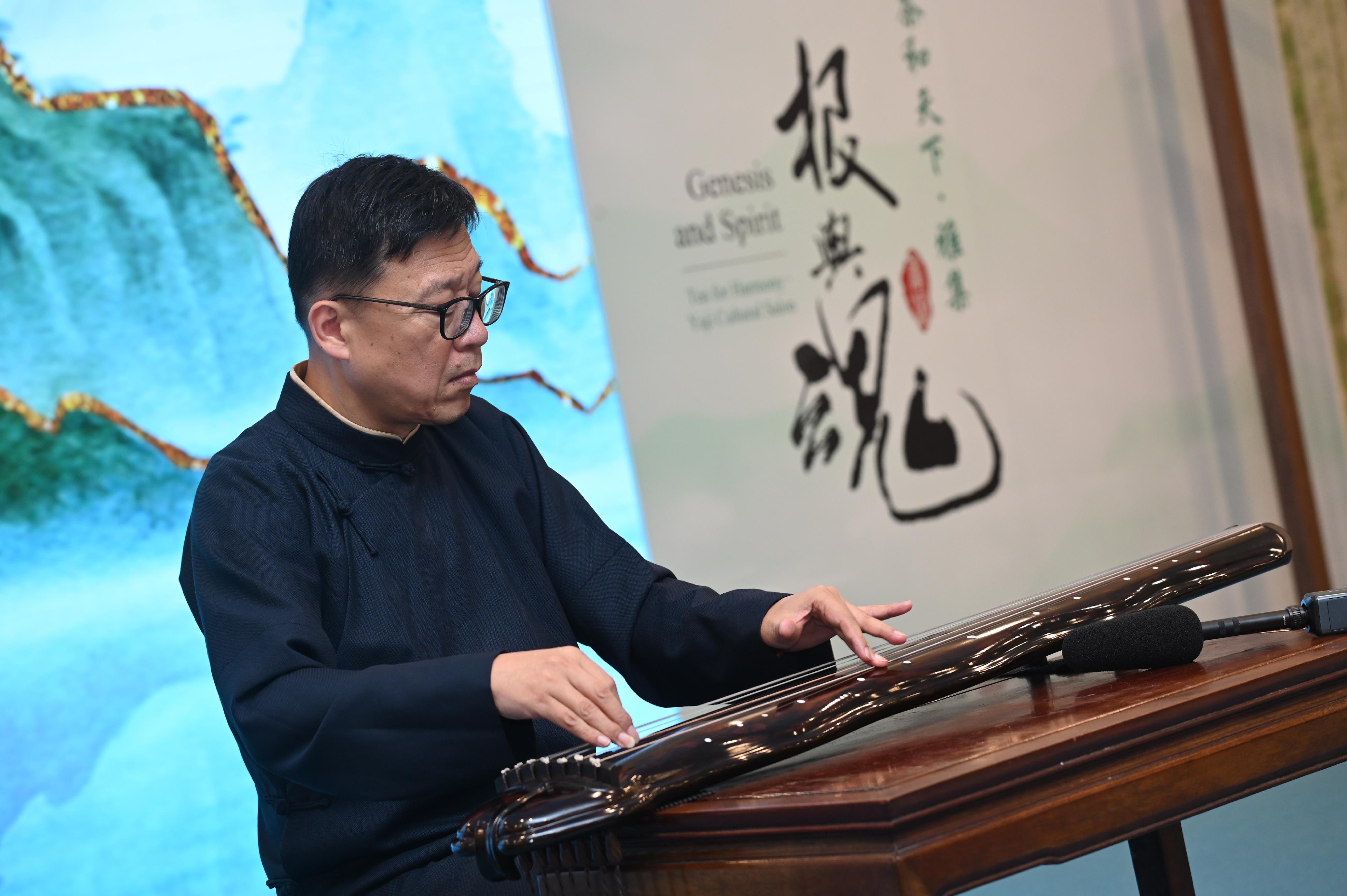 The opening ceremony for the "Genesis and Spirit - Tea for Harmony · Yaji Cultural Salon: Exhibition of the Tea Culture of Zhejiang" was held today (August 4) at the Hong Kong Central Library. Photo shows a performance titled "Flowing Water" of the world intangible cultural heritage item guqin and its music (Zhejiang School).