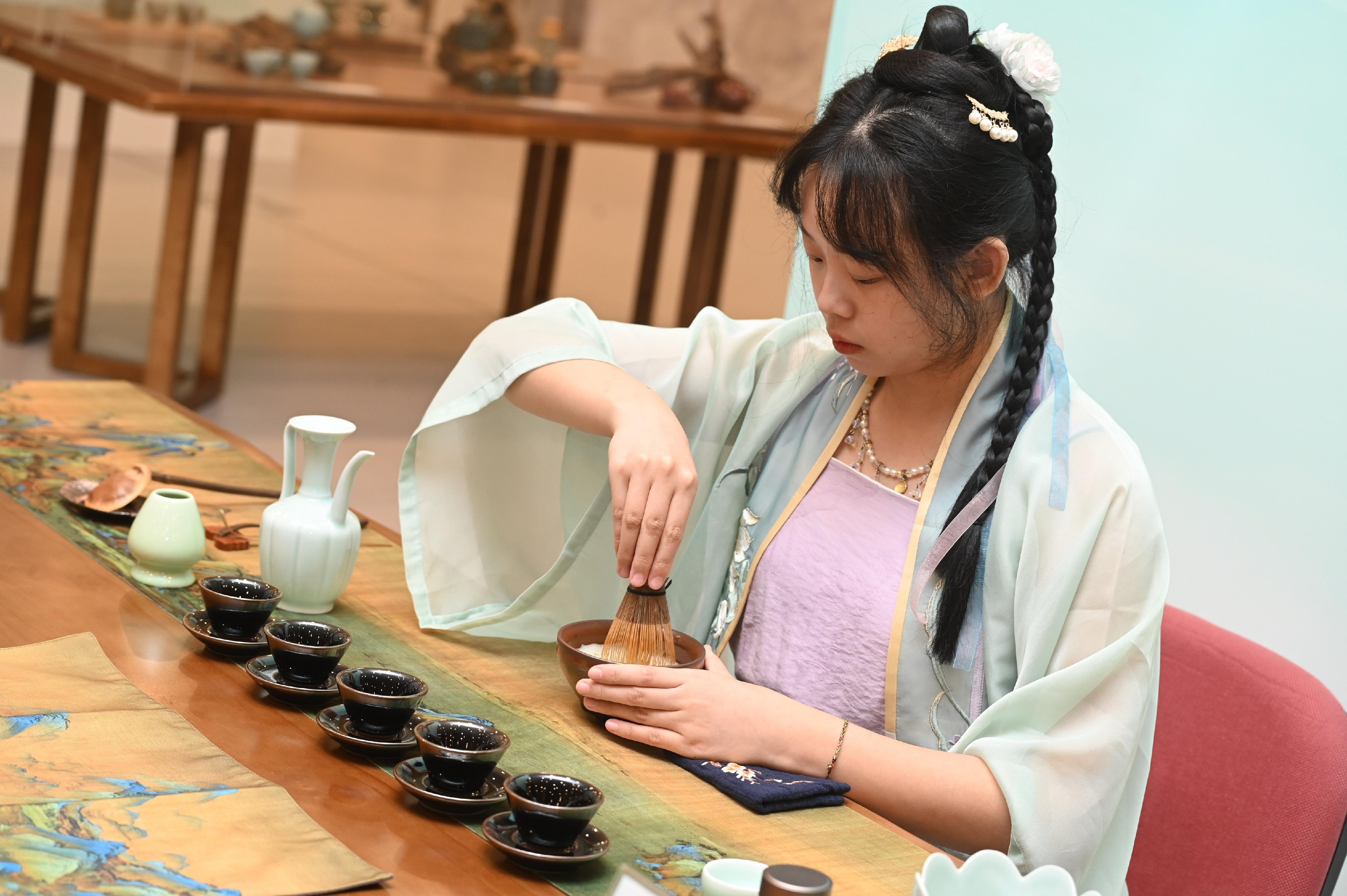 The opening ceremony for the "Genesis and Spirit - Tea for Harmony · Yaji Cultural Salon: Exhibition of the Tea Culture of Zhejiang" was held today (August 4) at the Hong Kong Central Library. Photo shows the demonstration of Zhejiang Provincial intangible cultural heritage item, Wuzhou juyan tea-tipping technique of the Song dynasty.