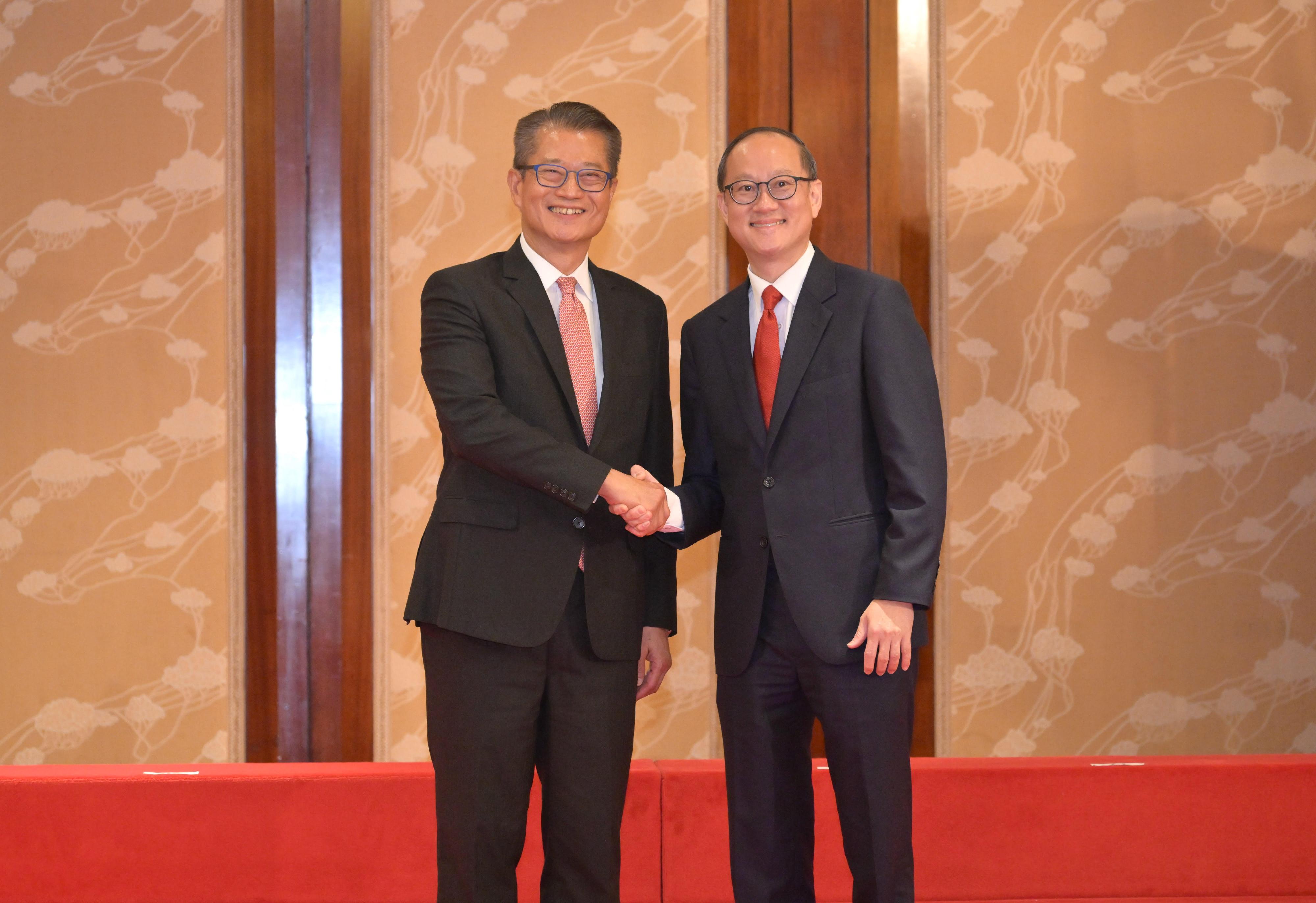 The Financial Secretary, Mr Paul Chan, today (August 4) attended the Lunch Reception in celebration of Singapore's 58th National Day. Photo shows Mr Chan (left) with the Consul-General of Singapore in Hong Kong, Mr Ong Siew Gay (right).