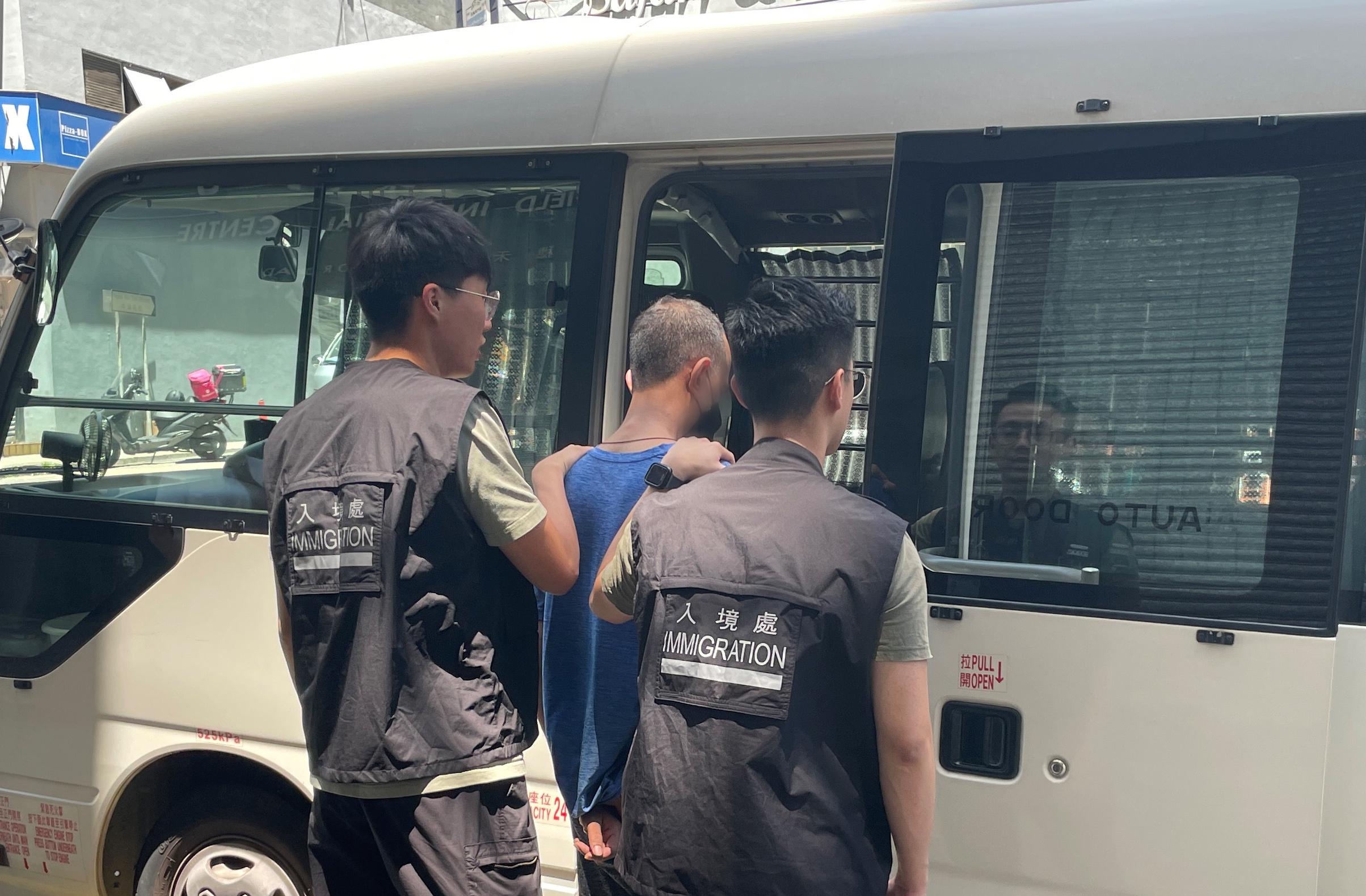 The Immigration Department mounted a series of territory-wide anti-illegal worker operations codenamed "Greenlane" and "Twilight", and a joint operation with the Hong Kong Police Force codenamed "Windsand", for four consecutive days from July 31 to yesterday (August 3). Photo shows a suspected illegal worker arrested during an operation.