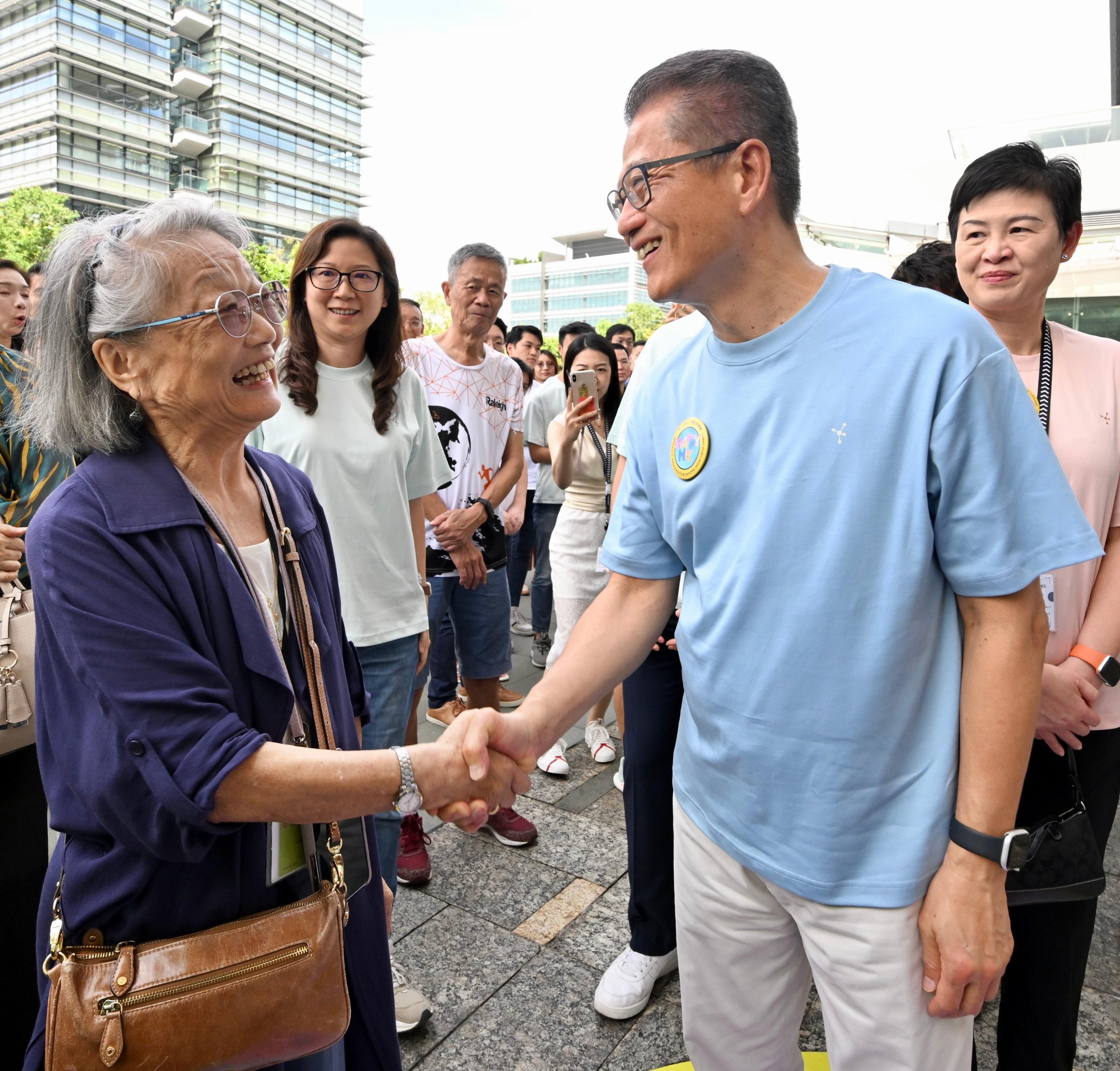 財政司司長陳茂波今日（八月四日）主持「開心香港」市集@科學園啓動禮。圖示陳茂波（右）與諾貝爾物理學獎得主高錕太太高黃美芸（左）握手。