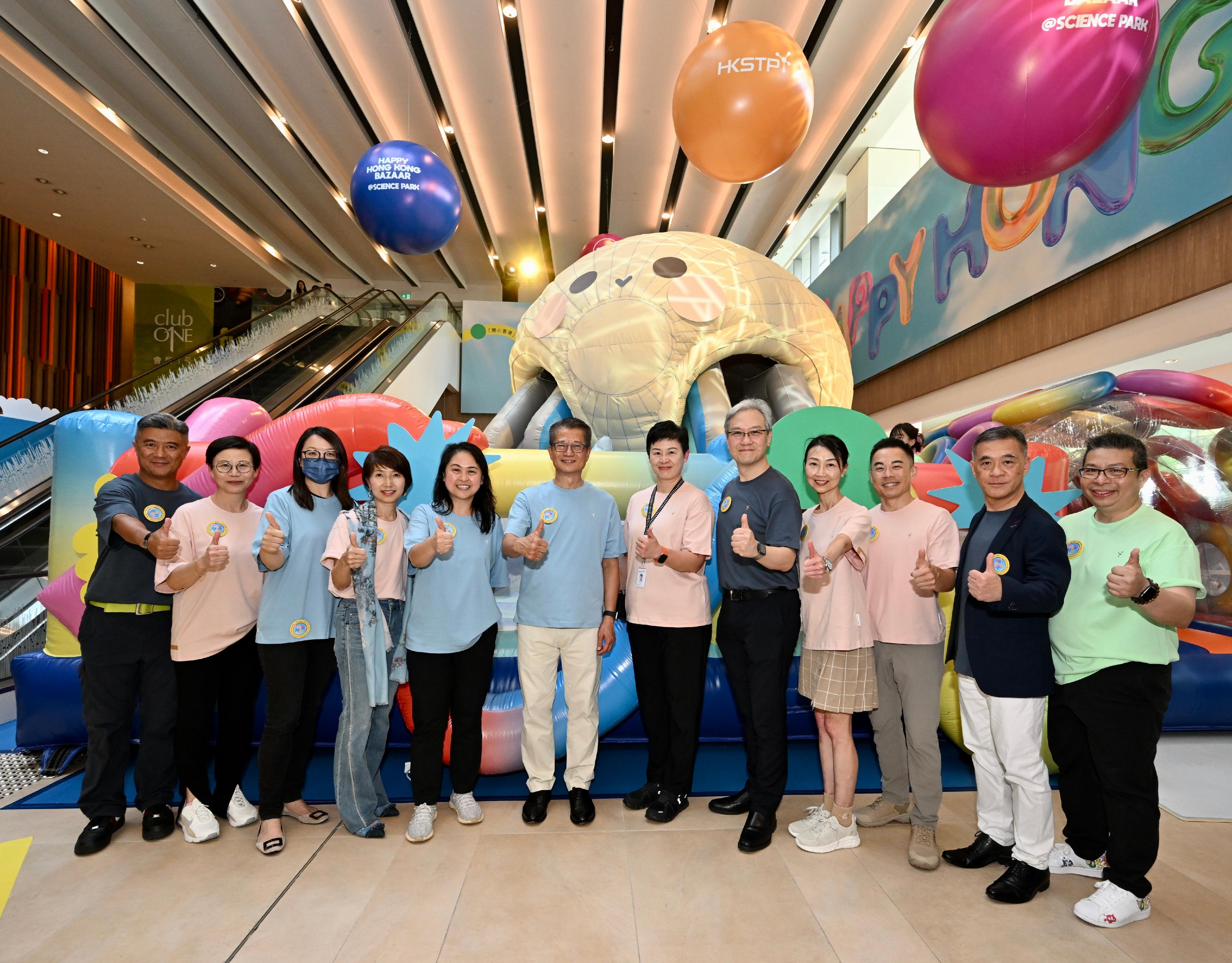 財政司司長陳茂波今日（八月四日）主持「開心香港」市集@科學園啓動禮。圖示陳茂波（左六）以及其他嘉賓在巨型充氣「金蛋」彈床合照。