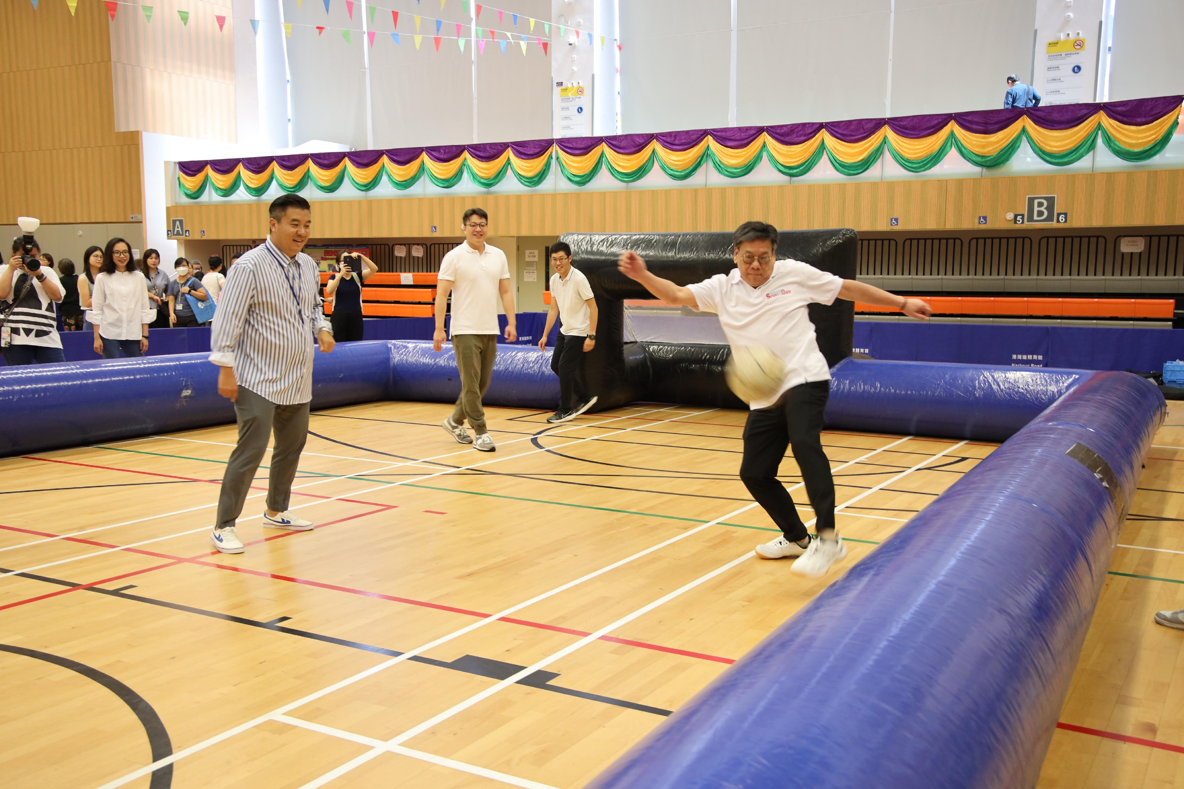 The Secretary for Commerce and Economic Development, Mr Algernon Yau, participated in the Sport For All Day 2023 activities organised by the Leisure and Cultural Services Department at Harbour Road Sports Centre today (August 6) to encourage the public to pursue a healthy body and mind lifestyle through regular physical exercise. Photo shows Mr Yau (first right) participating in a football session.