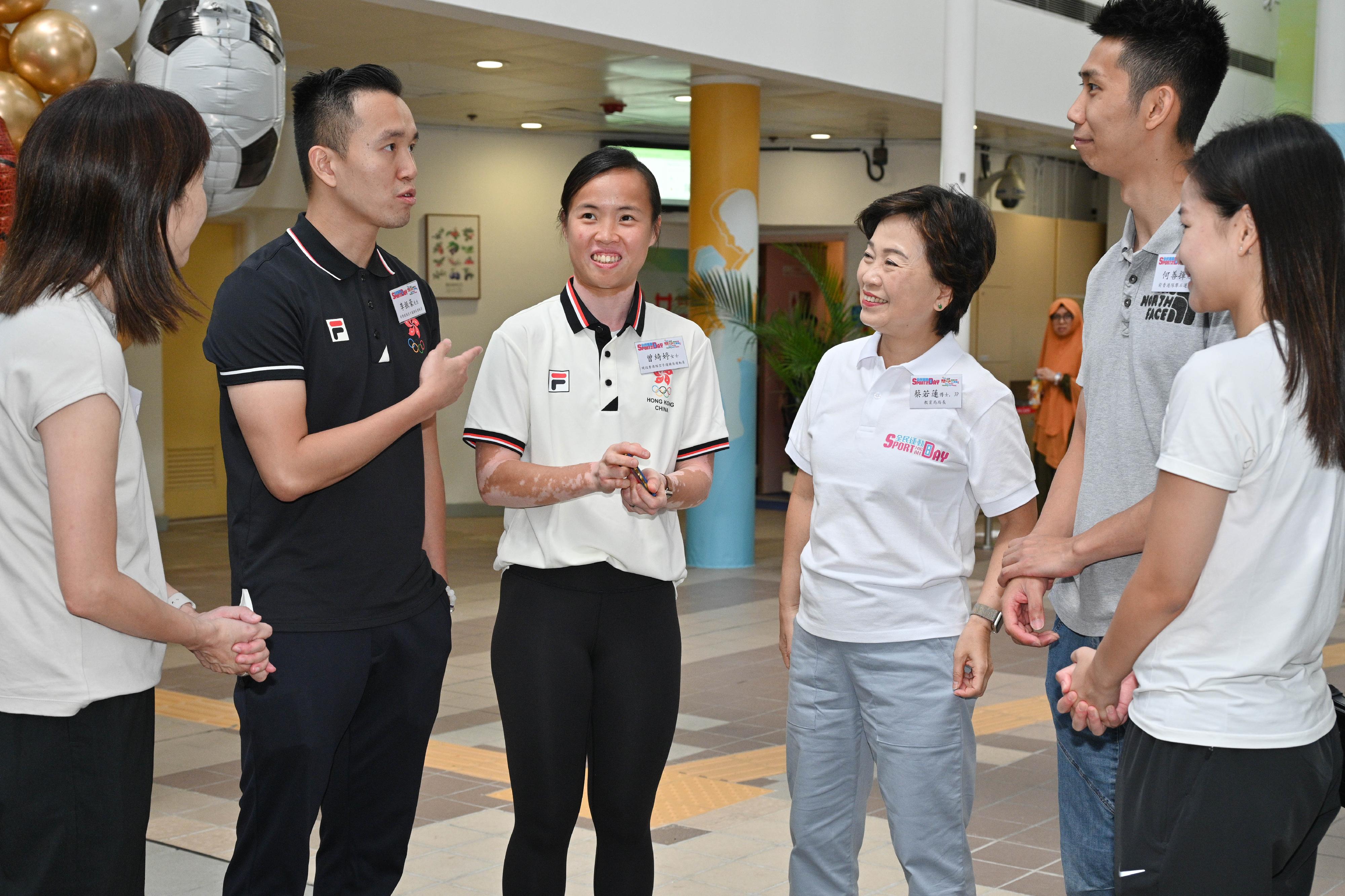 The Secretary for Education, Dr Choi Yuk-lin, participated in the Sport For All Day 2023 activities organised by the Leisure and Cultural Services Department at Kowloon Park Sports Centre today (August 6). Photo shows Dr Choi (third right) chatting with athletes.