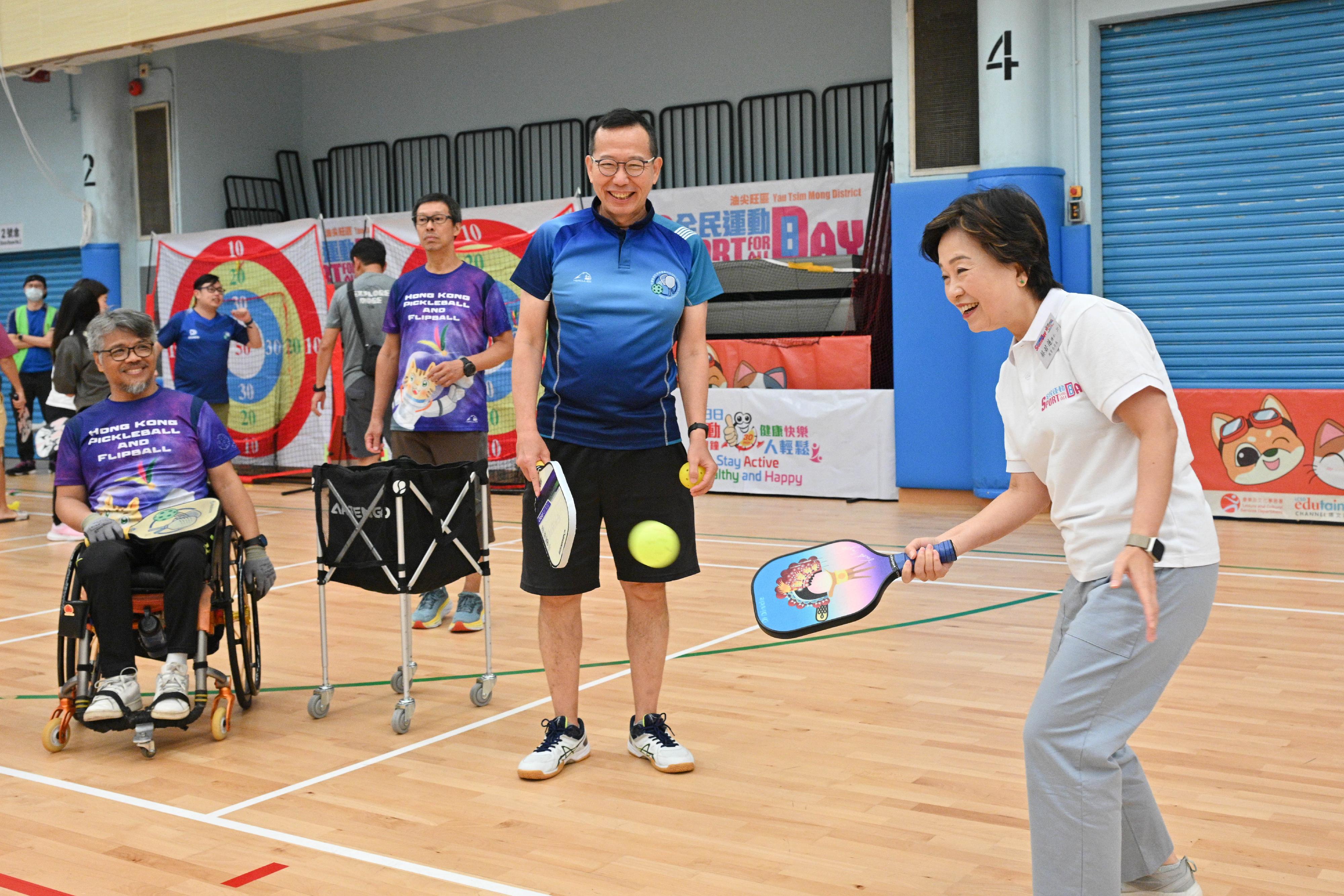 The Secretary for Education, Dr Choi Yuk-lin, participated in the Sport For All Day 2023 activities organised by the Leisure and Cultural Services Department at Kowloon Park Sports Centre today (August 6). Photo shows Dr Choi (first right) joining a session of pickleball with the public.