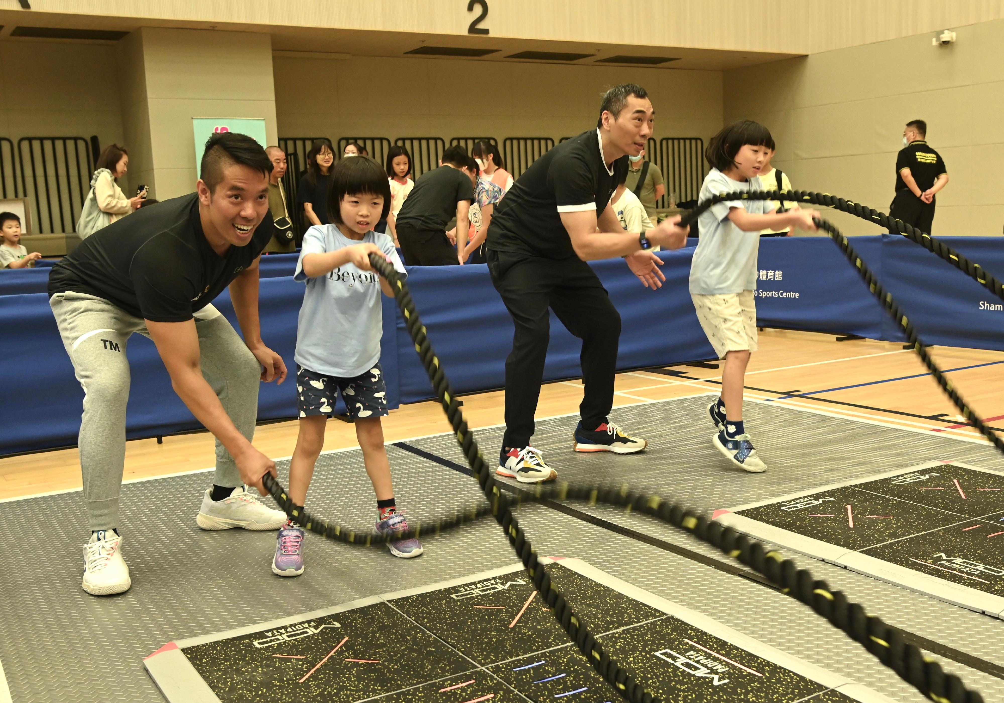 The Sport For All Day 2023 was held by the Leisure and Cultural Services Department today (August 6) with free recreation and sports programmes at designated sports centres in 18 districts for the public to join. Photo shows members of the public taking part in electronic battling rope play-in session.
