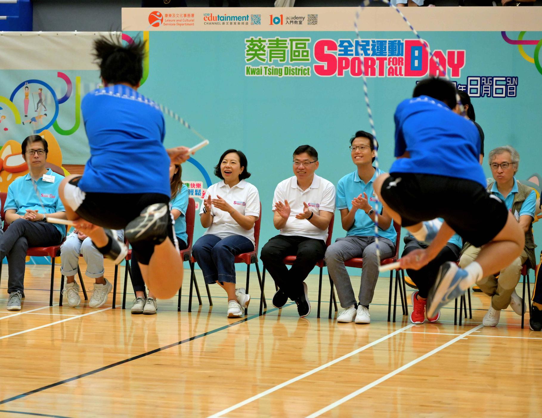 The Secretary for Home and Youth Affairs, Miss Alice Mak, today (August 6) participated in Sport For All Day 2023 activities at Osman Ramju Sadick Memorial Sports Centre to bring the message of "fitness exercise for wellness". Photo shows Miss Mak (fourth right) and the Secretary for Transport and Logistics, Mr Lam Sai-hung (third right) watching rope skipping demonstration.

