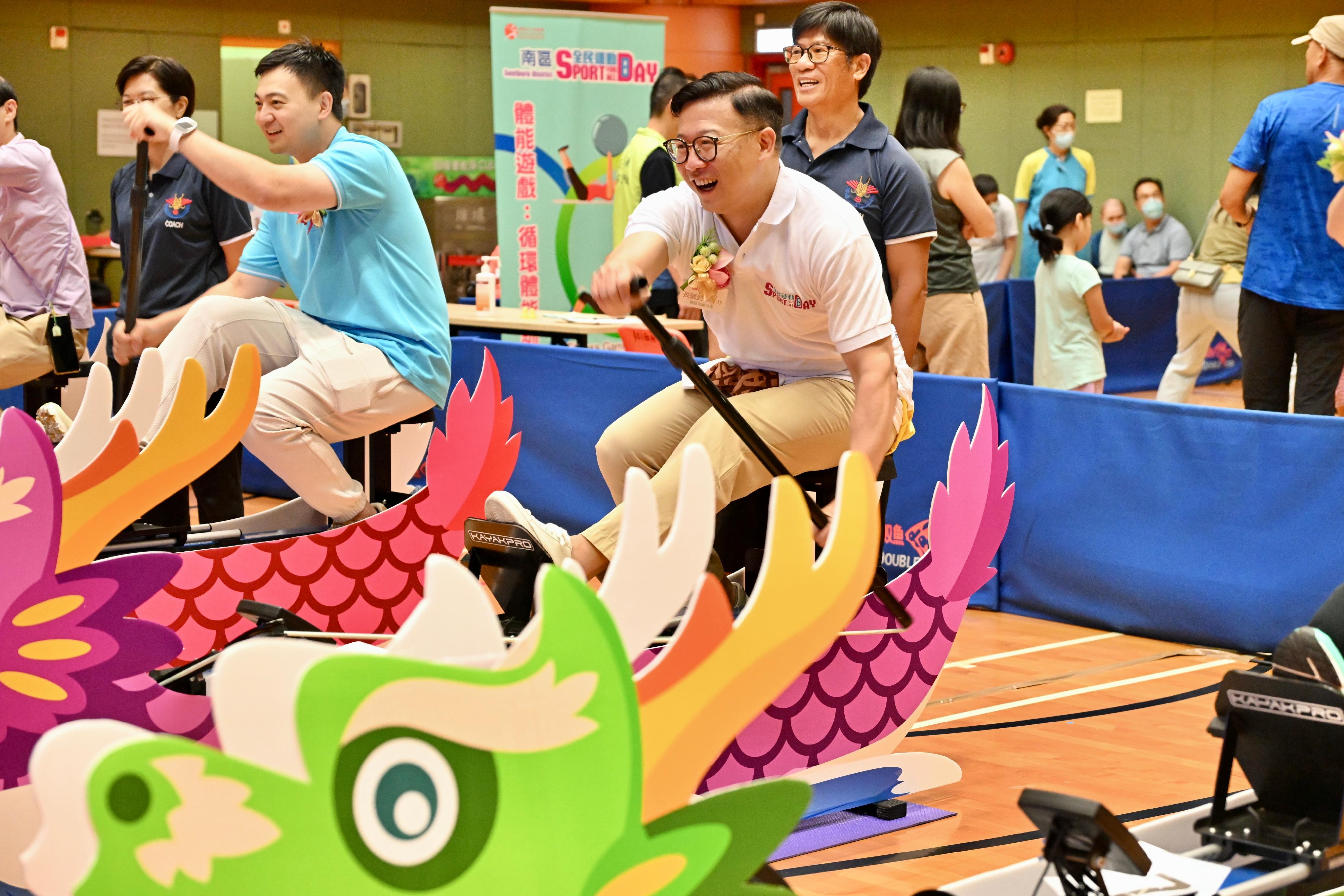 The Deputy Secretary for Justice, Mr Cheung Kwok-kwan, today (August 6) participated in the Sport For All Day 2023 to promote the benefits of exercise for a healthy body and mind lifestyle. Photo shows Mr Cheung (right) joining the dragon boating play-in session at the Aberdeen Sports Center.