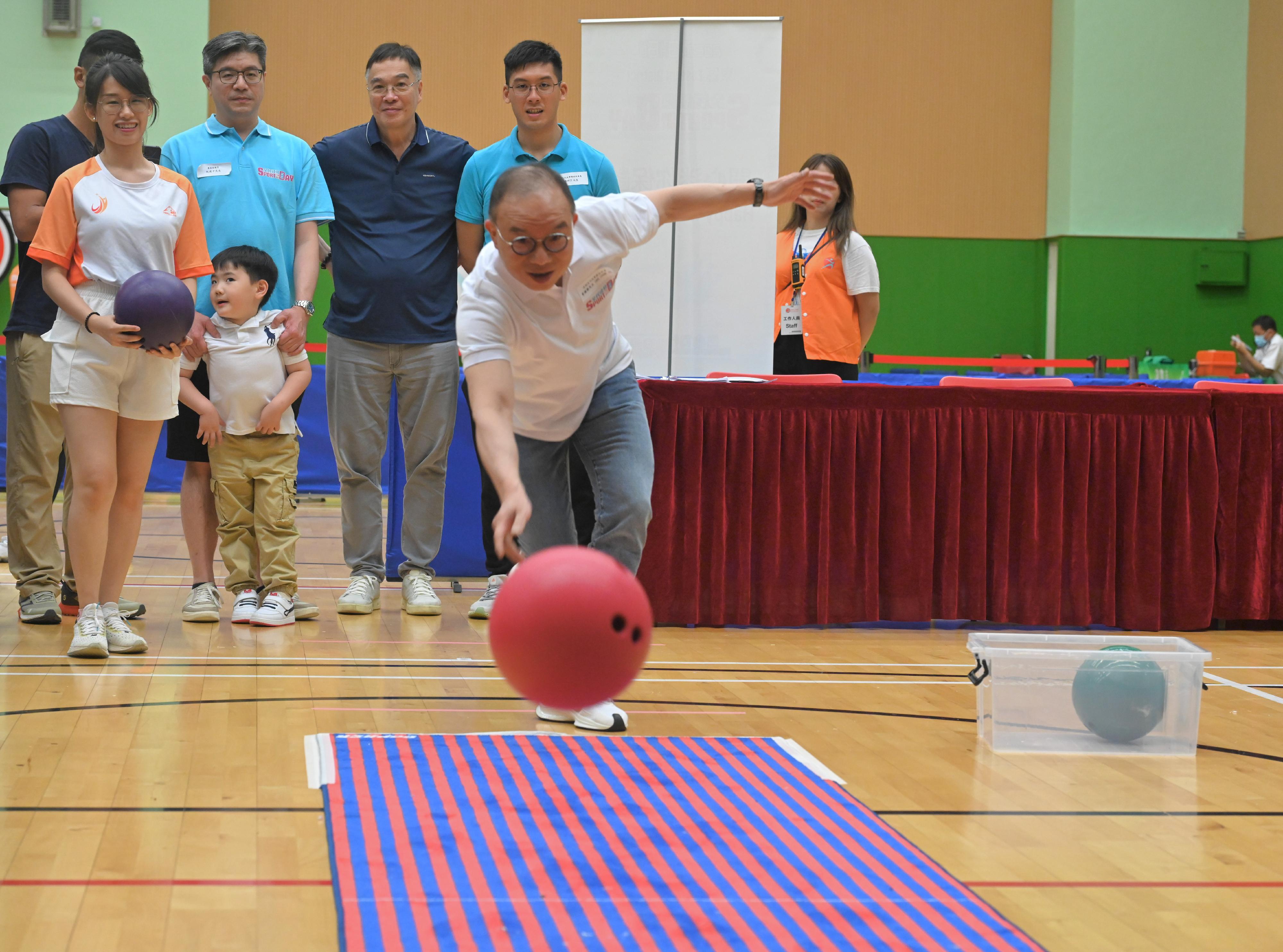 The Secretary for Constitutional and Mainland Affairs, Mr Erick Tsang Kwok-Wai, today (August 6) took part in the Sport For All Day 2023 at Island East Sports Centre to promote the health message of importance of doing exercise. Photo shows Mr Tsang playing bowling with the public. 