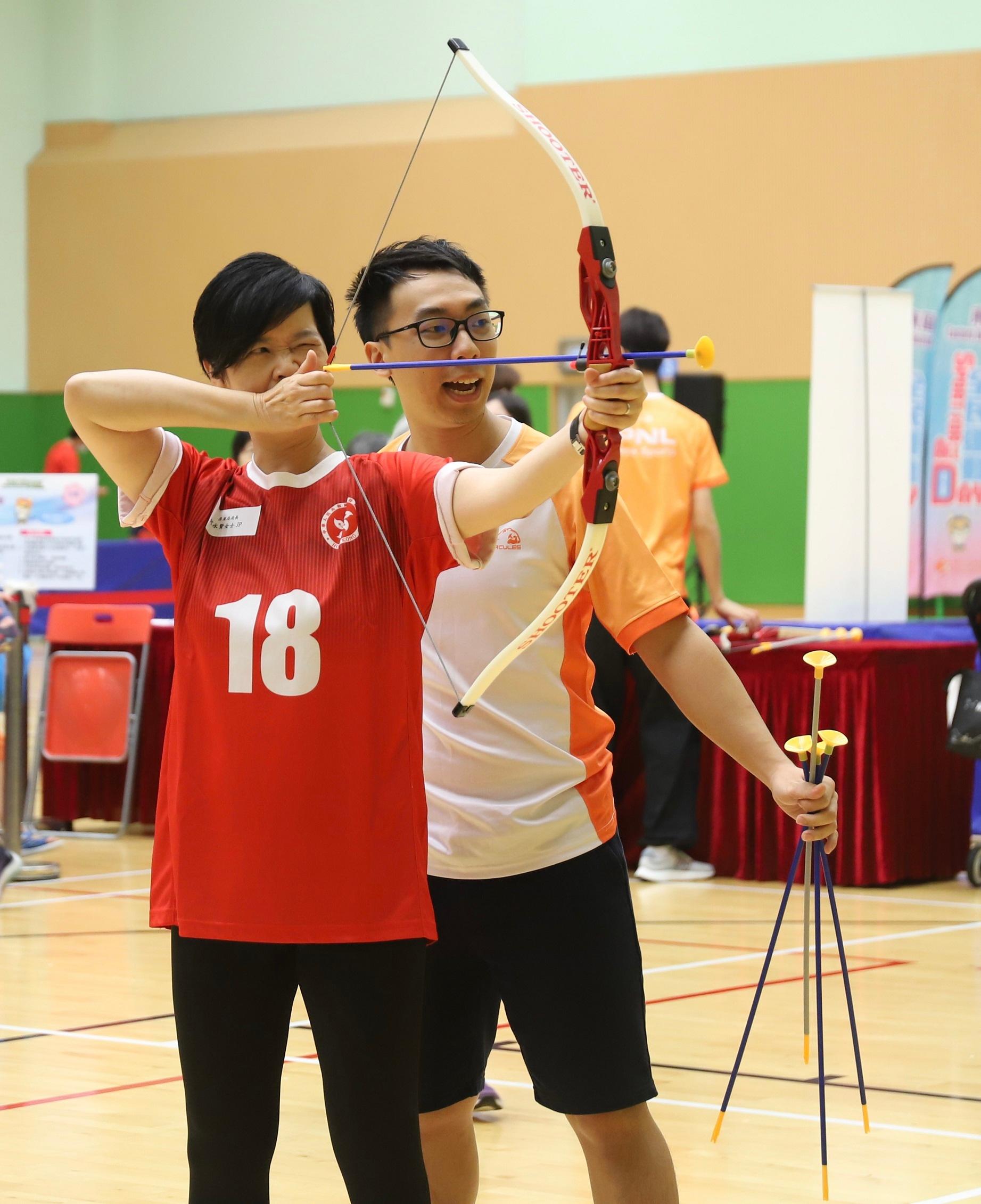 The Secretary for Housing, Ms Winnie Ho, supported and joined the recreation activities as part of the Sport For All Day 2023 organised by the Leisure and Cultural Services Department at Island East Sports Centre this afternoon (August 6).
