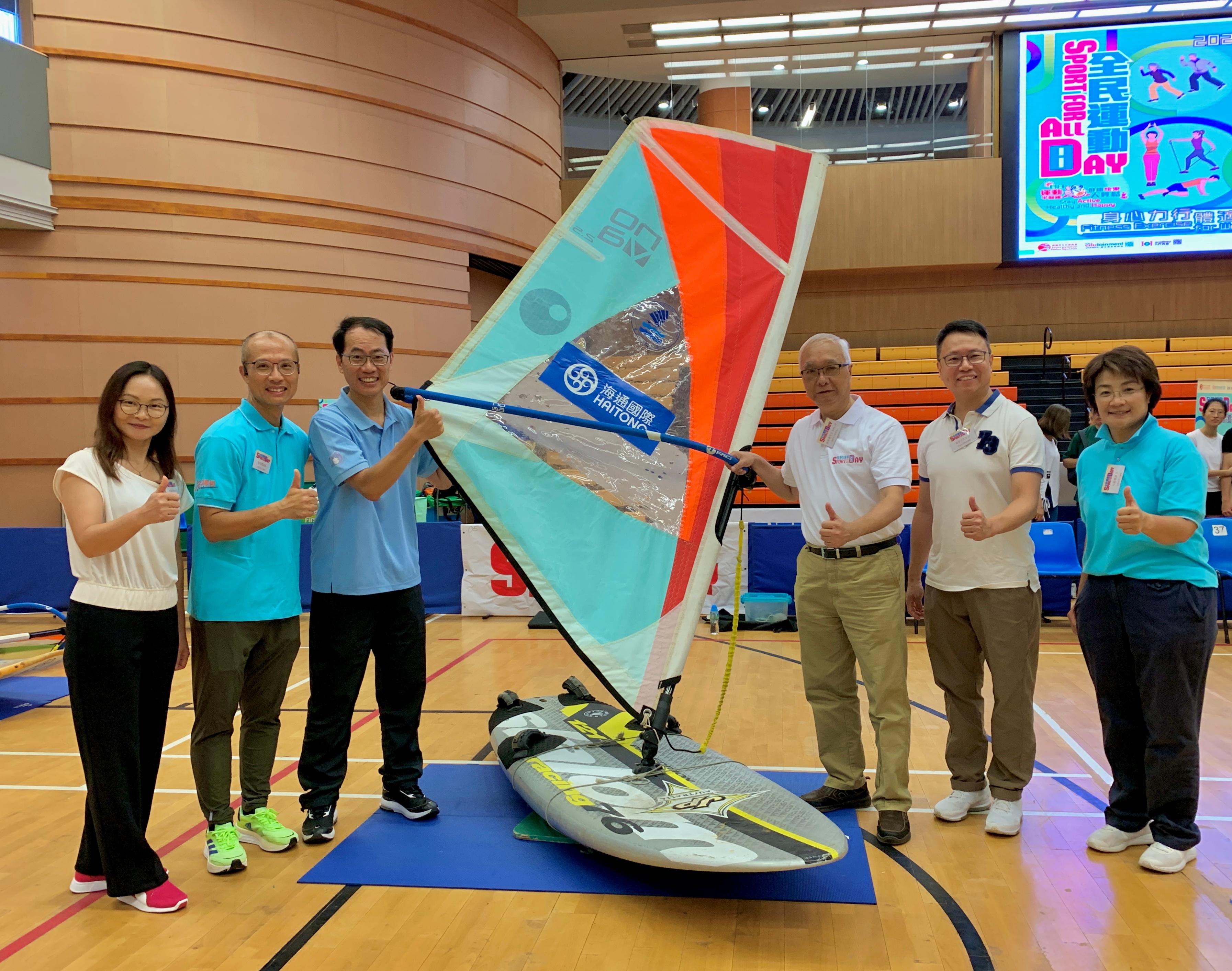 The Secretary for Environment and Ecology, Mr Tse Chin-wan (third right), supported and joined the recreation activities as part of the Sport For All Day 2023 organised by the Leisure and Cultural Services Department at Tiu Keng Leng Sports Centre this afternoon (August 6).