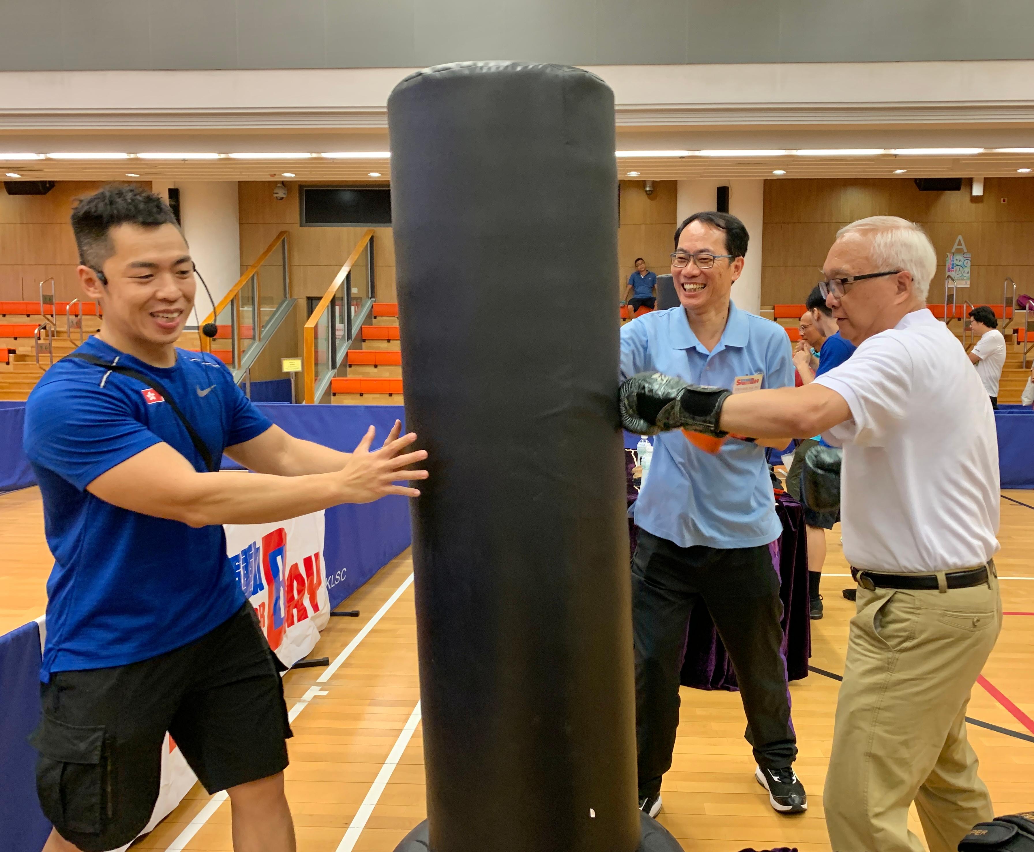 The Secretary for Environment and Ecology, Mr Tse Chin-wan (first right), supported and joined the recreation activities as part of the Sport For All Day 2023 organised by the Leisure and Cultural Services Department at Tiu Keng Leng Sports Centre this afternoon (August 6).