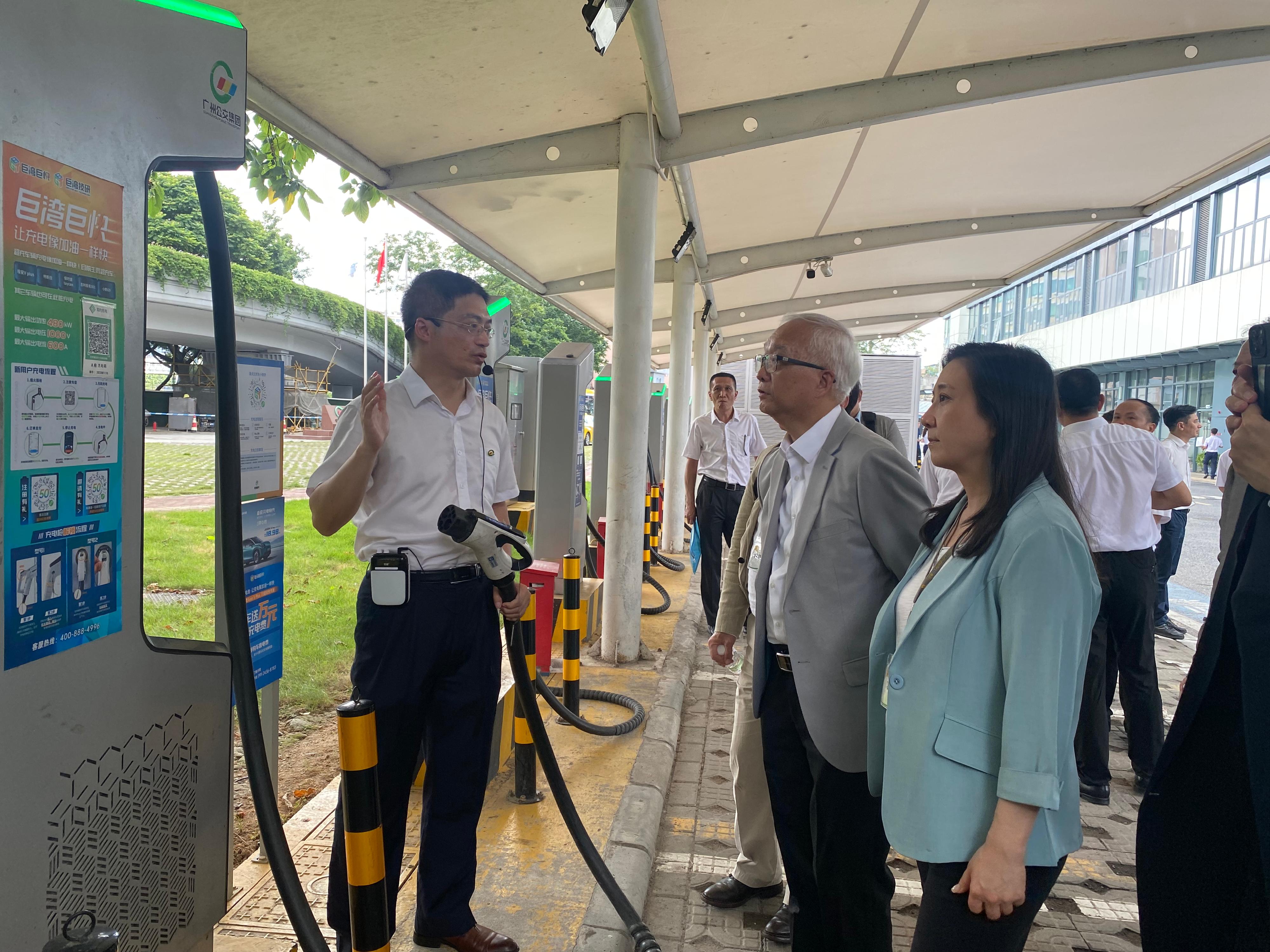 The Secretary for Environment and Ecology, Mr Tse Chin-wan, together with the Legislative Council Panel on Environmental Affairs, visited the Yanling new energy eco-industrial park and Guangzhou public transport command center of the Guangzhou Public Transport Group this afternoon (August 7). Photo shows Mr Tse (second right),  the Chairman of the Legislative Council Panel on Environmental Affairs, Ms Elizabeth Quat (first right), and the delegation of the Legislative Council Panel on Environmental Affairs, receiving a briefing from a representative on their charging facilities.