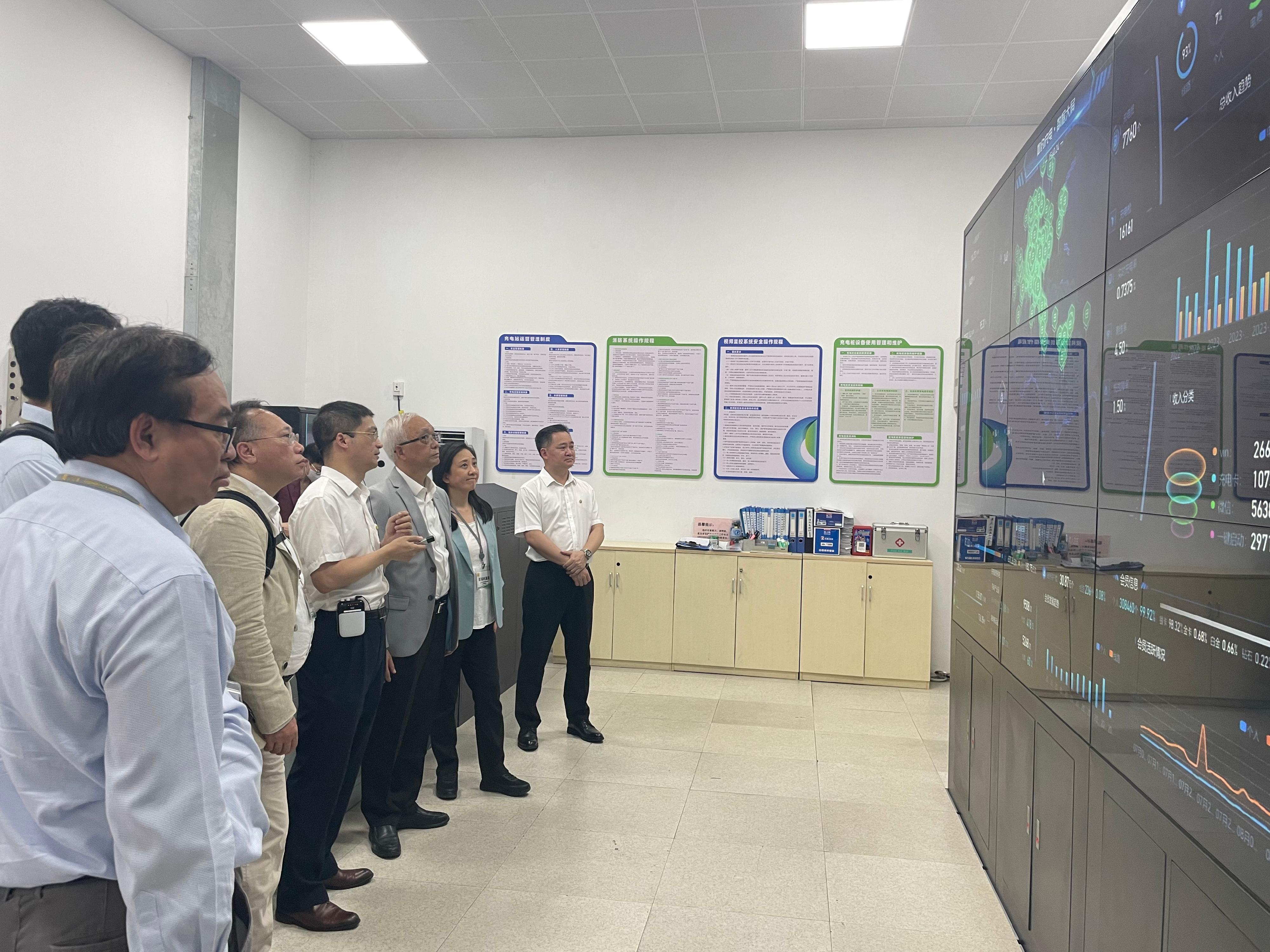 The Secretary for Environment and Ecology, Mr Tse Chin-wan, together with the Legislative Council Panel on Environmental Affairs, visited the Yanling new energy eco-industrial park and Guangzhou public transport command center of the Guangzhou Public Transport Group this afternoon (August 7). Photo shows Mr Tse (third right), and the delegation of the Legislative Council Panel on Environmental Affairs, receiving a briefing from a representative on their traffic control and surveillance system.