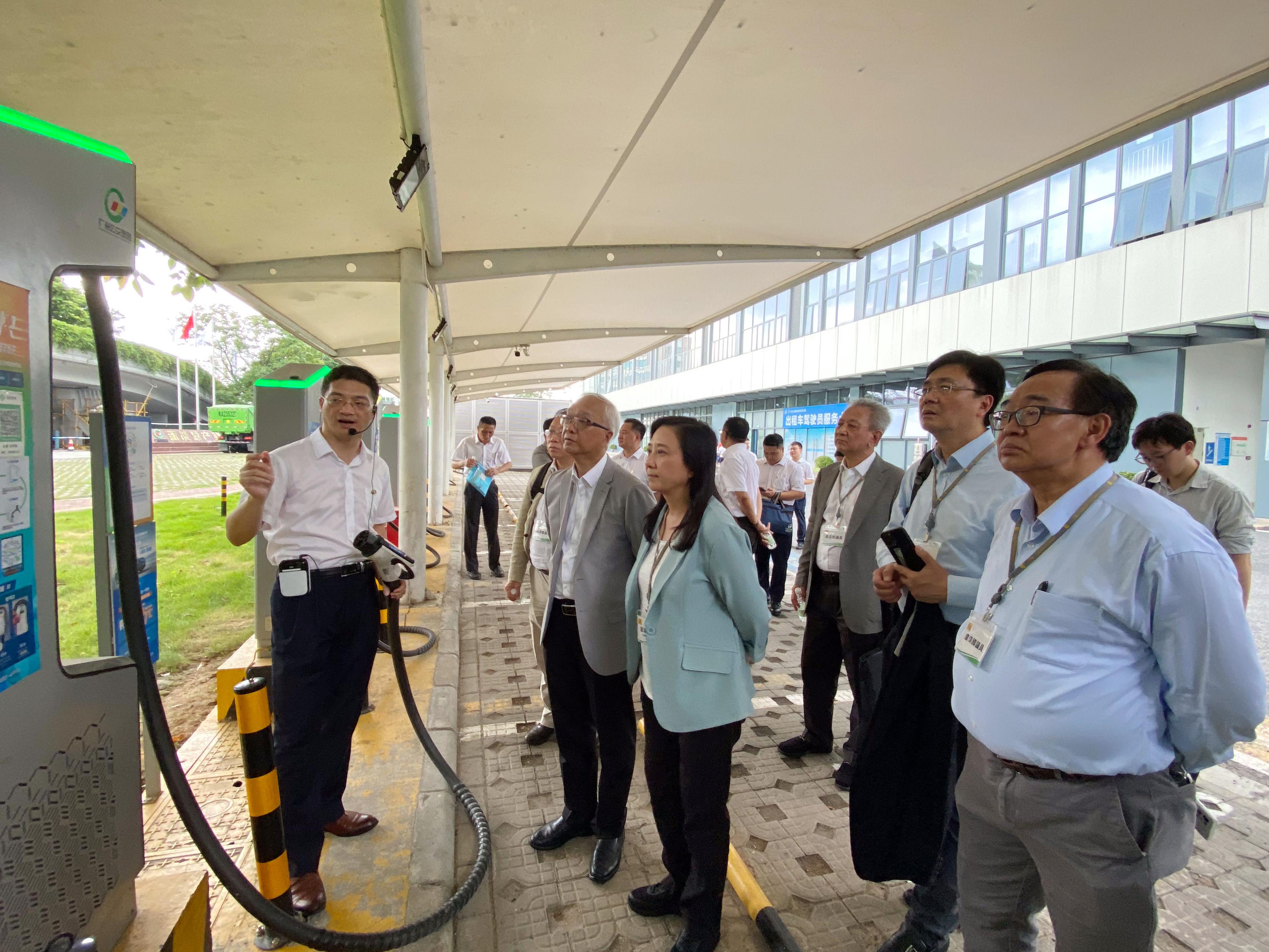 The delegation of the Legislative Council (LegCo) Panel on Environmental Affairs and the delegation of the Environment and Ecology Bureau began the three-day duty visit to several Mainland cities of the Guangdong-Hong Kong-Macao Greater Bay Area today (August 7).  The Chairman of the Panel on Environmental Affairs, Ms Elizabeth Quat (third left), and other LegCo Members observed the new energy facilities at Yangling new energy eco-industrial park of the Guangzhou Public Transport Group.

