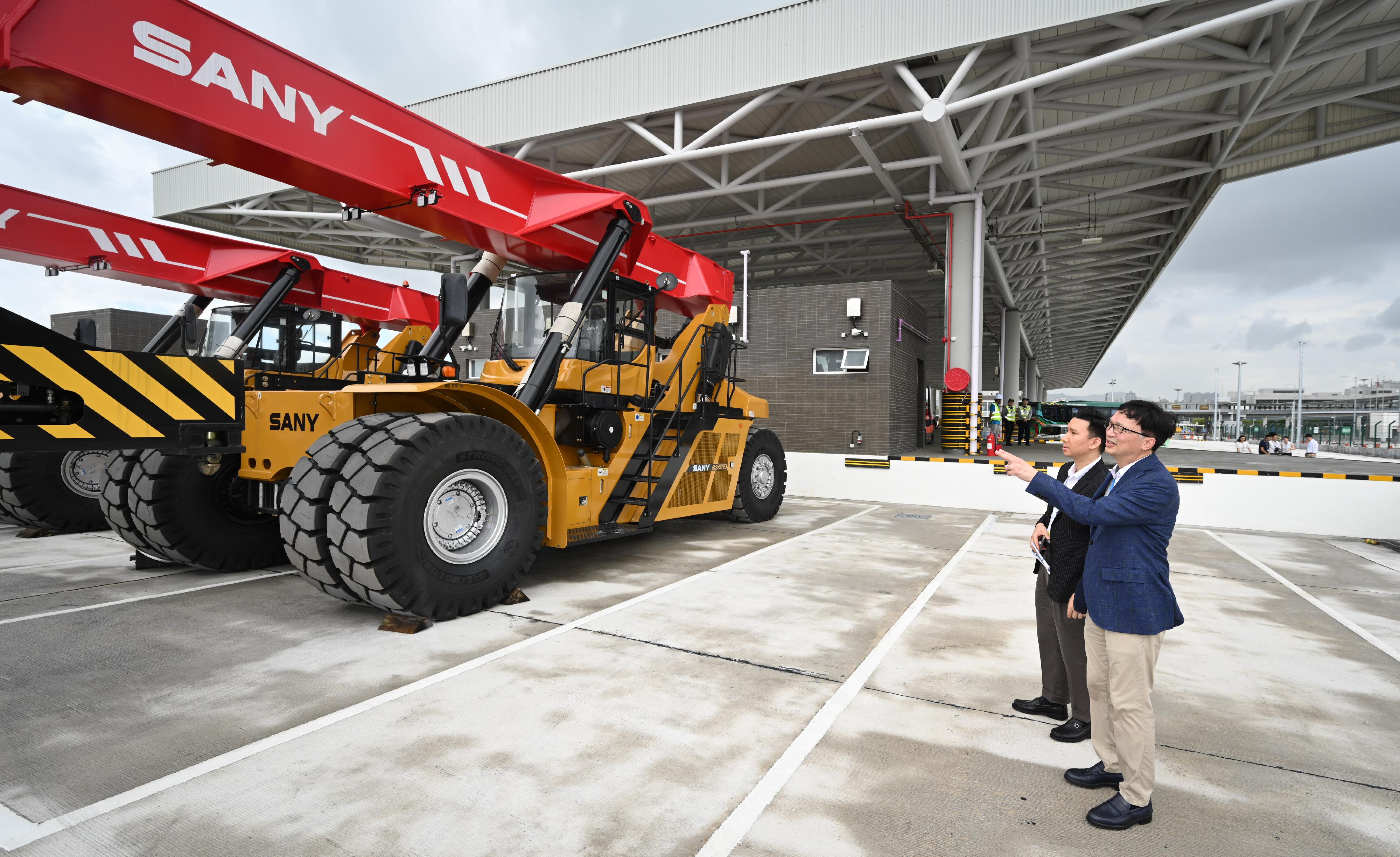 Following the discussions and agreement made between the governments of Hong Kong and Macao, the arrangement for Hong Kong-Macao cross-boundary goods vehicles using the Hong Kong-Zhuhai-Macao Bridge (HZMB) will be implemented. Photo shows the Under Secretary for Transport and Logistics, Mr Liu Chun-san (right), visiting the HZMB Macao Port logistics transfer facility today (August 7). 