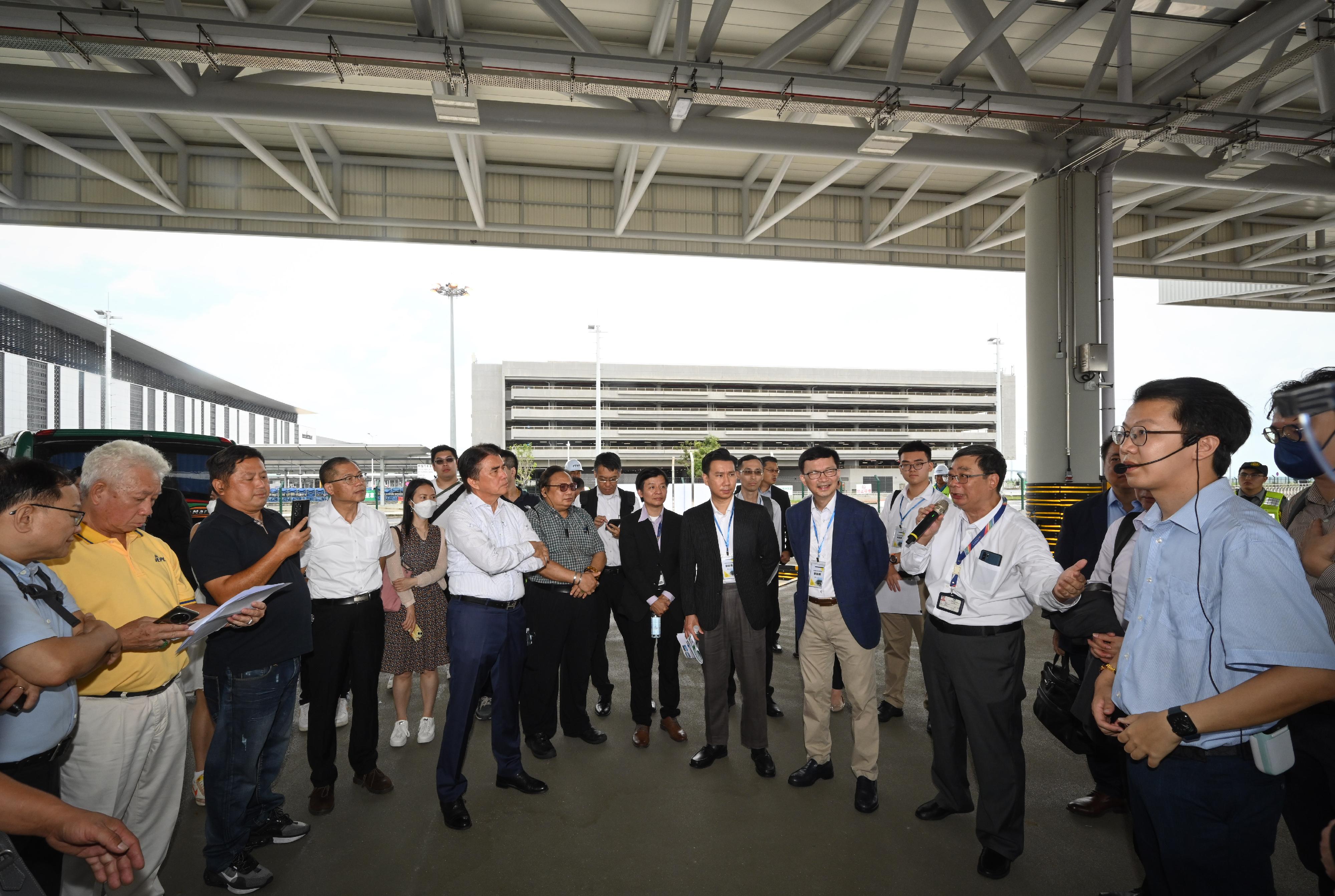 Following the discussions and agreement made between the governments of Hong Kong and Macao, the arrangement for Hong Kong-Macao cross-boundary goods vehicles using the Hong Kong-Zhuhai-Macao Bridge (HZMB) will be implemented. Photo shows the Under Secretary for Transport and Logistics, Mr Liu Chun-san (third right), and representatives of the Hong Kong logistics trades being briefed by the Subdirector of the Macao Transport Bureau, Mr Chiang Ngoc Vai (second right), on the HZMB Macao Port transfer facility as well as the operational procedures for Hong Kong goods vehicles travelling to Macao.