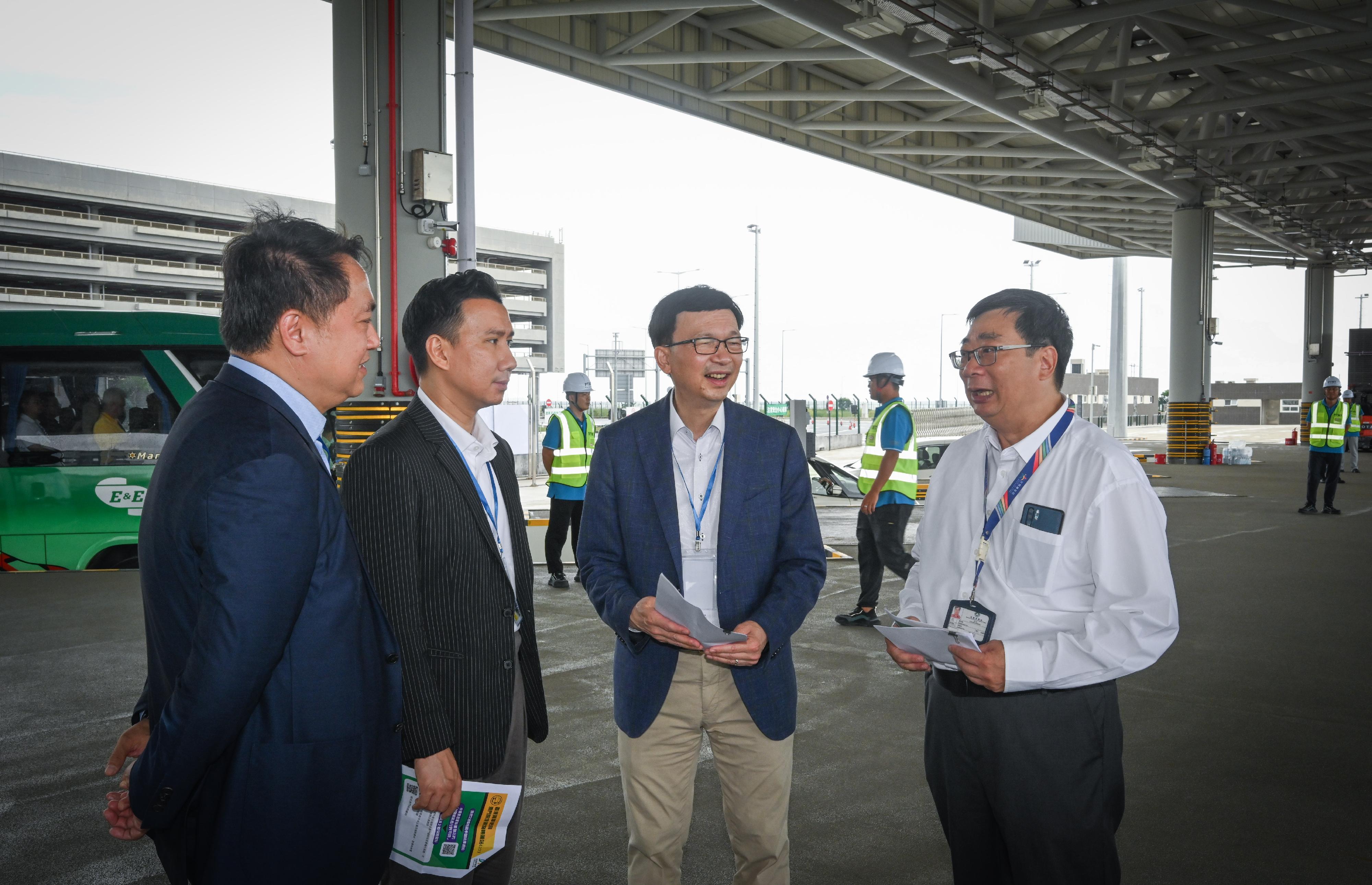 Following the discussions and agreement made between the governments of Hong Kong and Macao, the arrangement for Hong Kong-Macao cross-boundary goods vehicles using the Hong Kong-Zhuhai-Macao Bridge (HZMB) will be implemented. Photo shows the Under Secretary for Transport and Logistics, Mr Liu Chun-san (second right), and the Assistant Commissioner for Transport (New Territories), Mr Patrick Wong (first left), being briefed by the Subdirector of the Macao Transport Bureau, Mr Chiang Ngoc Vai (first right), on the HZMB Macao Port transfer facility as well as the operational procedures for Hong Kong goods vehicles travelling to Macao.