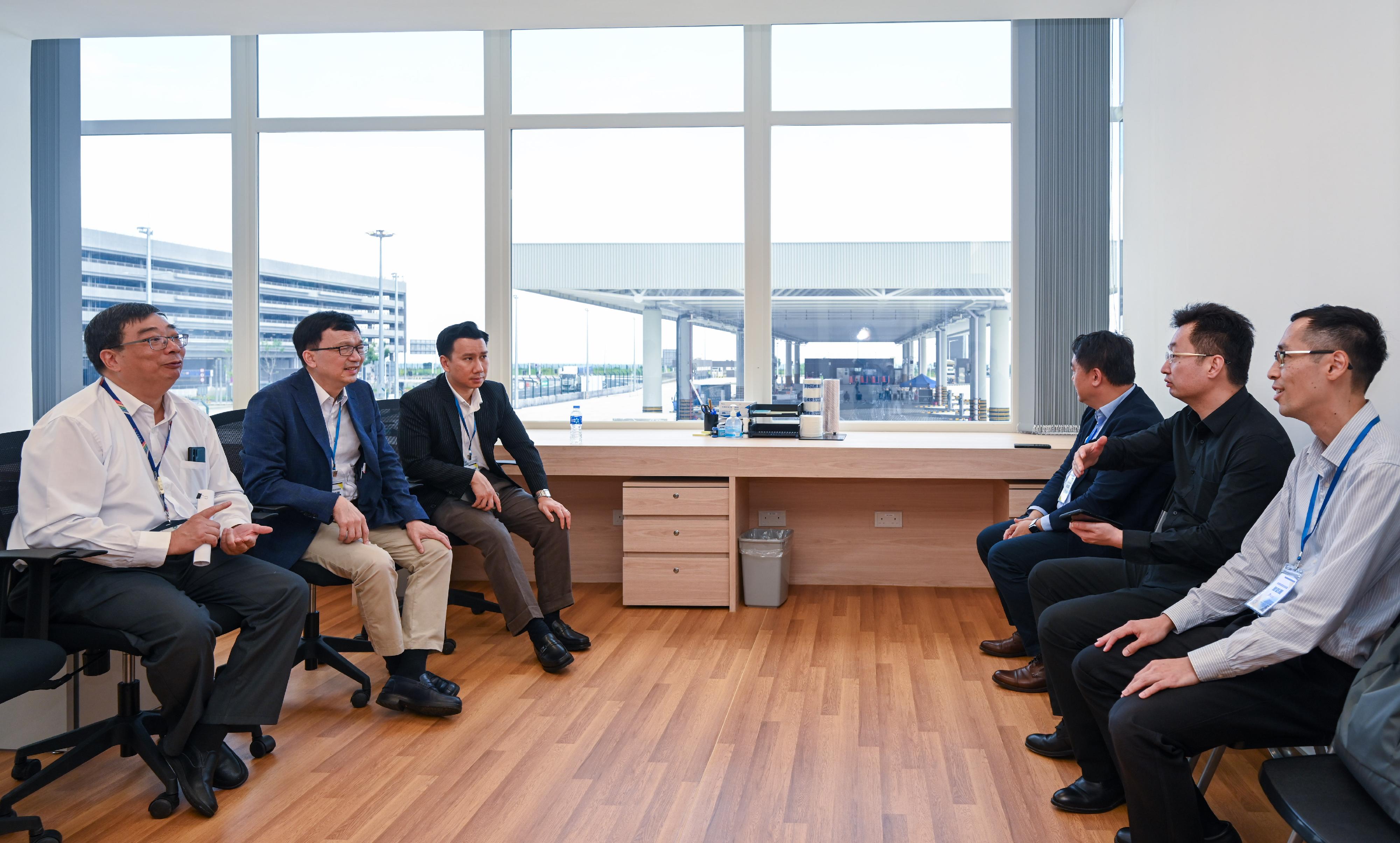 Following the discussions and agreement made between the governments of Hong Kong and Macao, the arrangement for Hong Kong-Macao cross-boundary goods vehicles using the Hong Kong-Zhuhai-Macao Bridge (HZMB) will be implemented. Photo shows the Under Secretary for Transport and Logistics, Mr Liu Chun-san (second left), the Subdirector of the Macao Transport Bureau, Mr Chiang Ngoc Vai (first left), the Principal Assistant Secretary for Transport and Logistics, Mr Percy Leung (first right), and the Assistant Commissioner for Transport (New Territories), Mr Patrick Wong (third right), exchanging views on the HZMB Macao Port transfer facility as well as the operational procedures for Hong Kong goods vehicles travelling to Macao.
