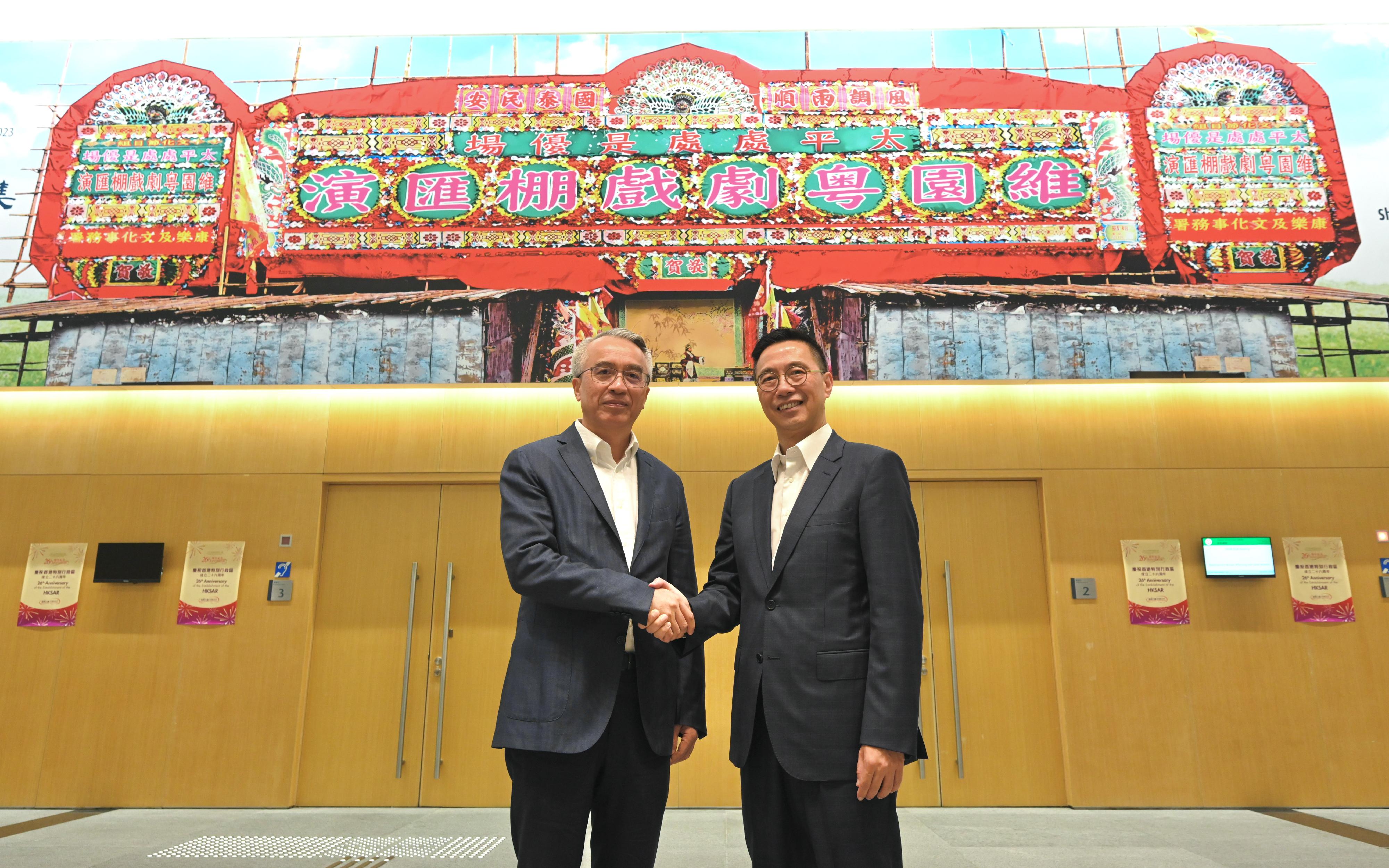 The Secretary for Culture, Sports and Tourism, Mr Kevin Yeung (right), today (August 8) meets with Vice Governor of the Guizhou Provincial People's Government Mr Cai Chaolin (left).