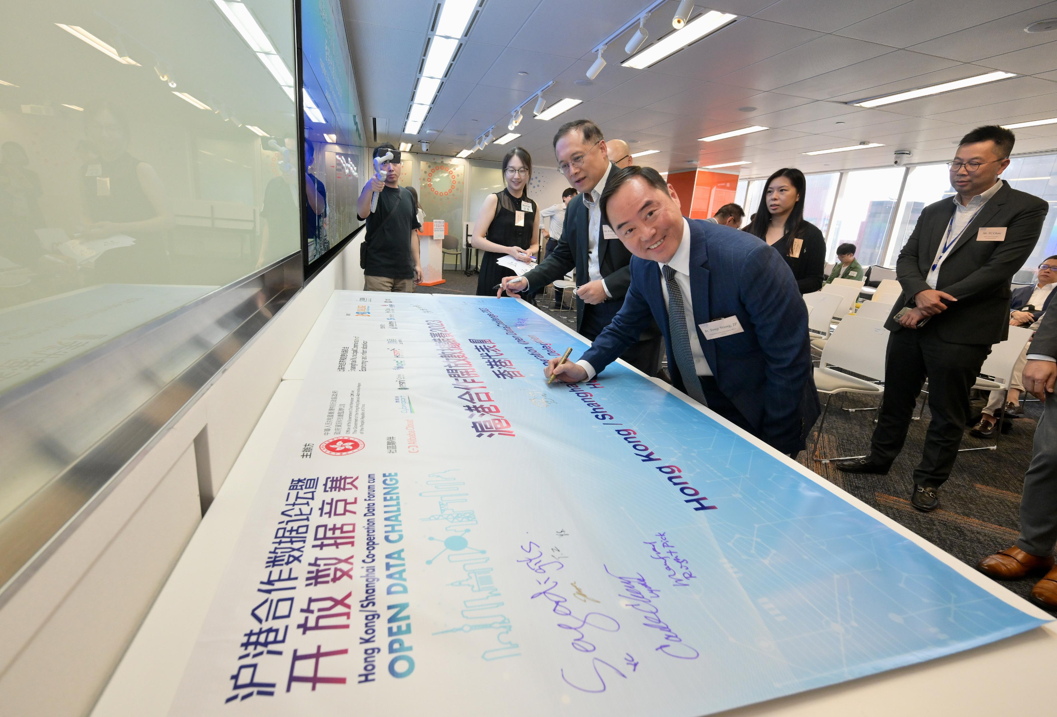 The Government Chief Information Officer, Mr Tony Wong, attended the Hong Kong Delegation Send-off Ceremony for the Hong Kong/Shanghai Co-operation Open Data Challenge 2023 today (August 8) and presented a banner with words of blessings to the Hong Kong delegation, wishing them a great victory and success in Shanghai.