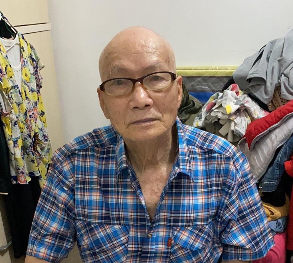 Lau Choi-hing, aged 73, is about 1.8 metres tall, 80 kilograms in weight and of medium build. He has a round face with yellow complexion and is bald. He was last seen wearing a pair of glasses, a white cap, a blue checkered short-sleeved shirt, black shorts, blue slippers and carrying a black shoulder bag.