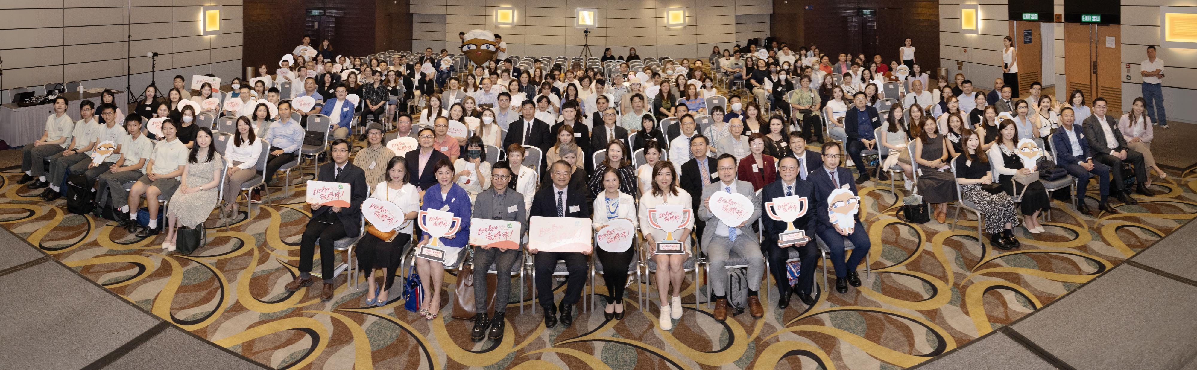 The Acting Secretary for the Environment and Ecology, Miss Diane Wong (front row, 10th right), and the Director of Environmental Protection, Dr Samuel Chui (front row, 11th left), are pictured with Charter participants at the award ceremony for the Bye Bye Microbeads charter today (August 8).