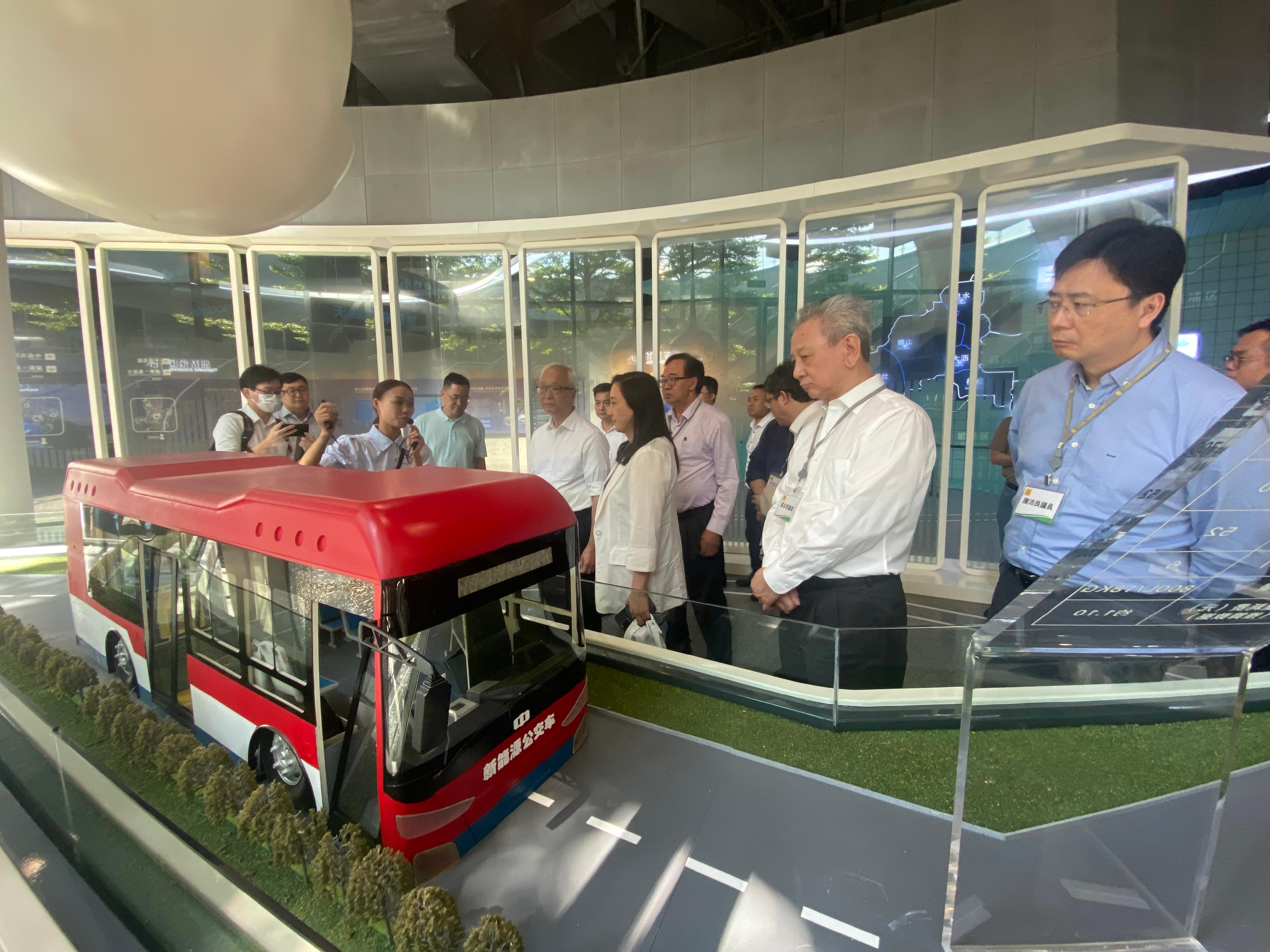 The Secretary for Environment and Ecology, Mr Tse Chin-wan, together with the Legislative Council Panel on Environmental Affairs, today (August 8) visited the Nanhai Hydrogen Center in Foshan in the morning. Photo shows Mr Tse (fifth left) and the delegation of the Legislative Council Panel on Environmental Affairs receiving a briefing from a representative on the planning and achievements of hydrogen energy development in Foshan to learn more about the development and application of hydrogen energy in the Mainland.