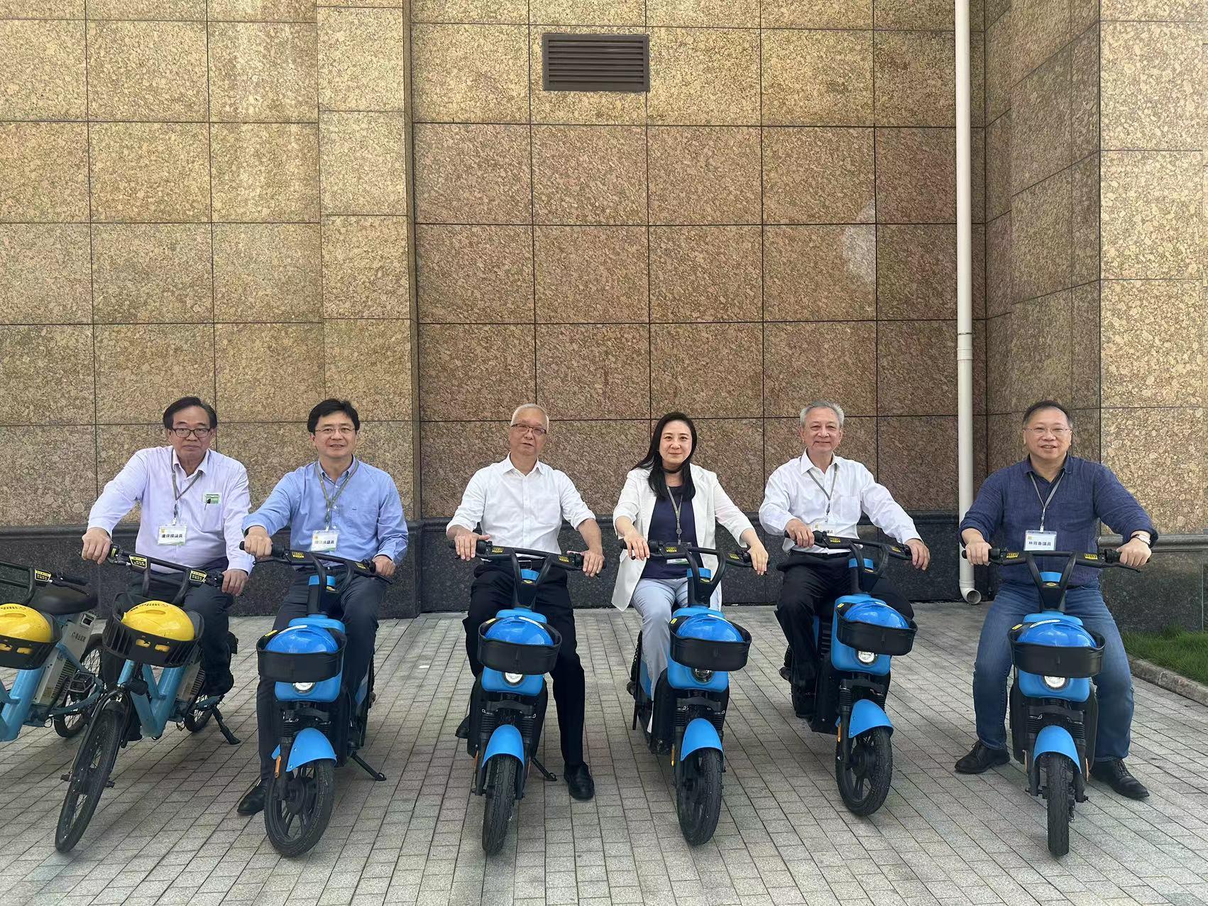 The Secretary for Environment and Ecology, Mr Tse Chin-wan, together with the Legislative Council Panel on Environmental Affairs, today (August 8) visited the Nanhai Hydrogen Center in Foshan in the morning. They received a briefing from a representative on the planning and achievements of hydrogen energy development in Foshan to learn more about the development and application of hydrogen energy in the Mainland. Mr Tse (third left) and the delegation of the Legislative Council Panel on Environmental Affairs are pictured with hydrogen motorcycles.